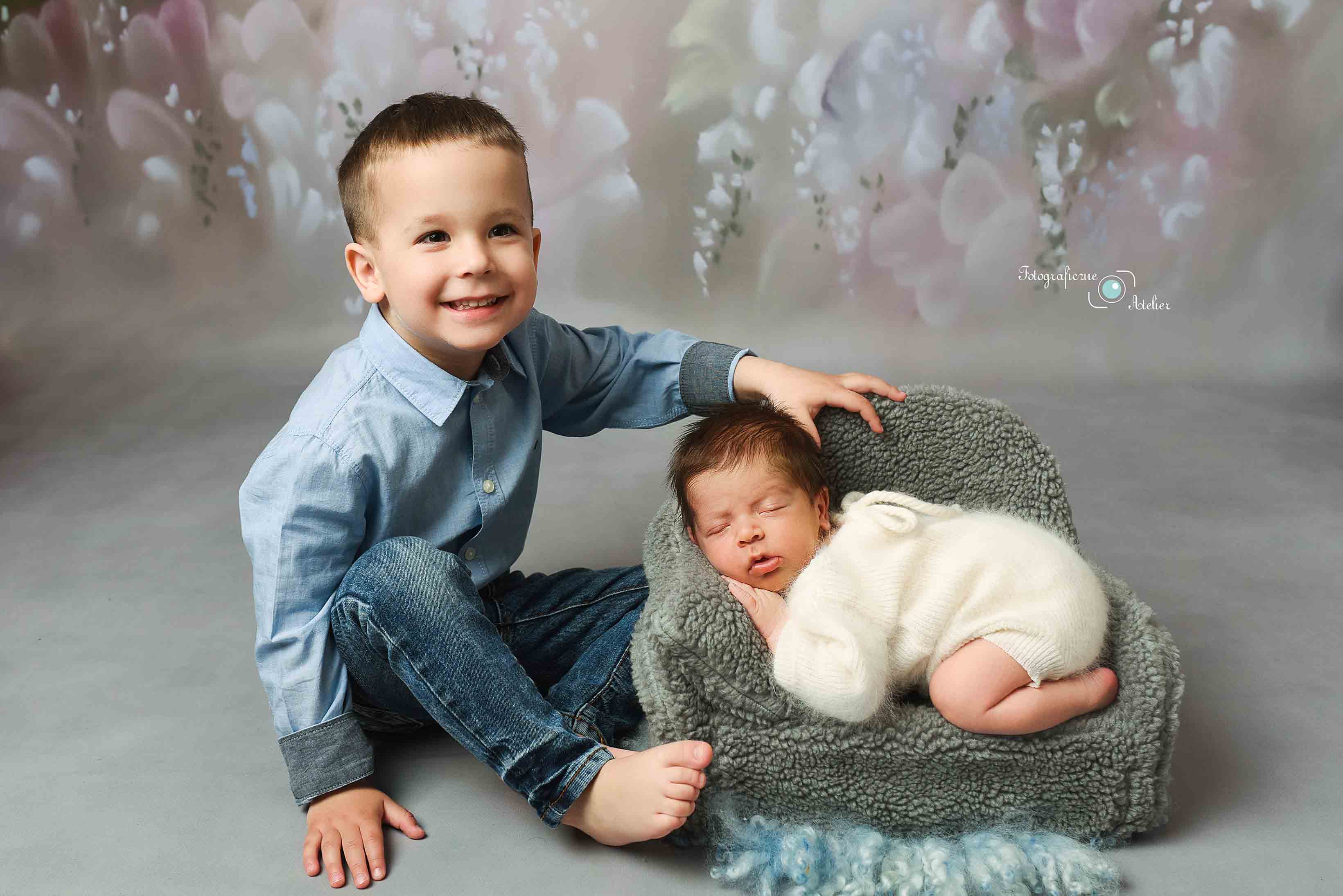 sesja foto noworodka z rodzeństwem