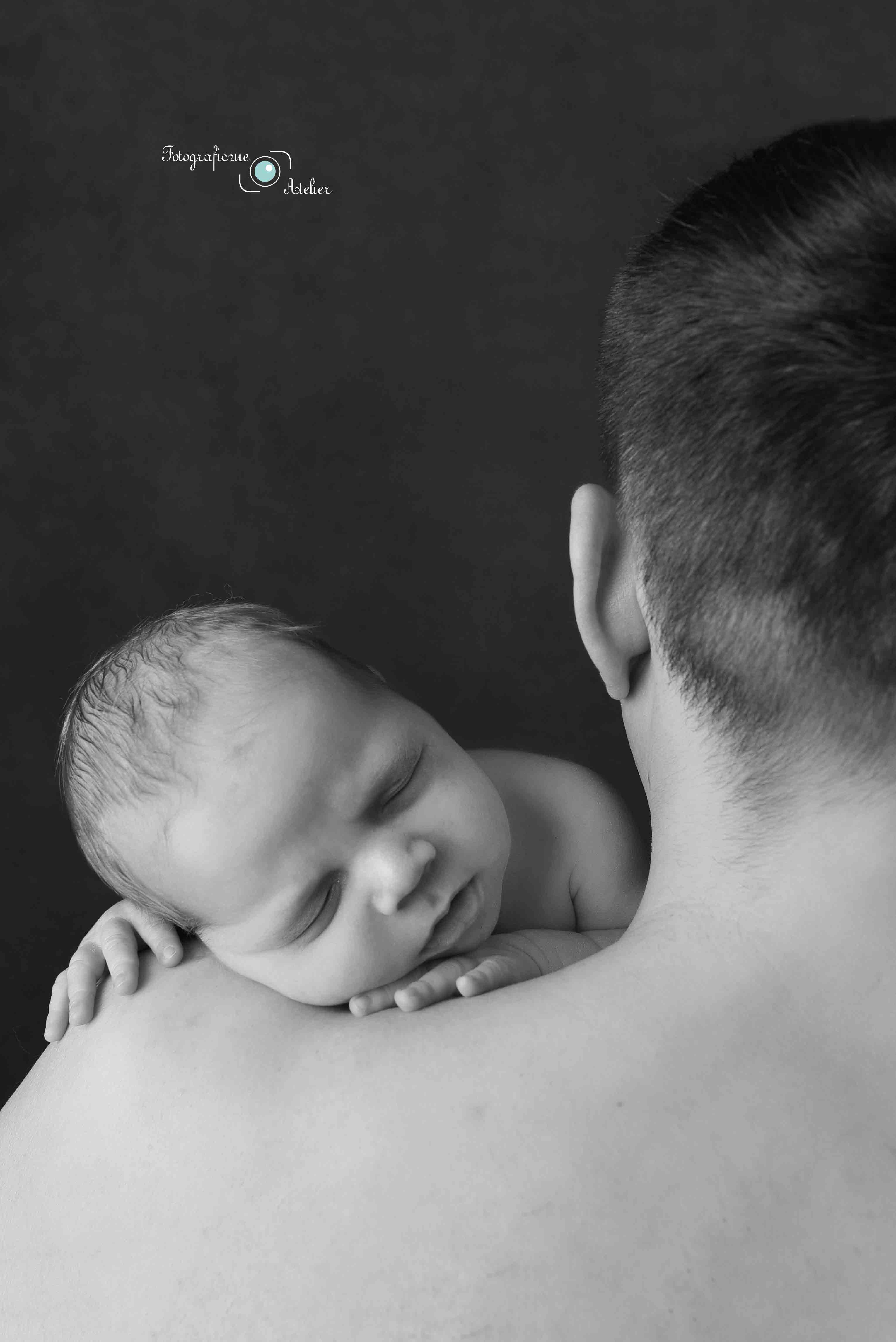 noworodek śpiący na ramieniu taty Poznań fotografia