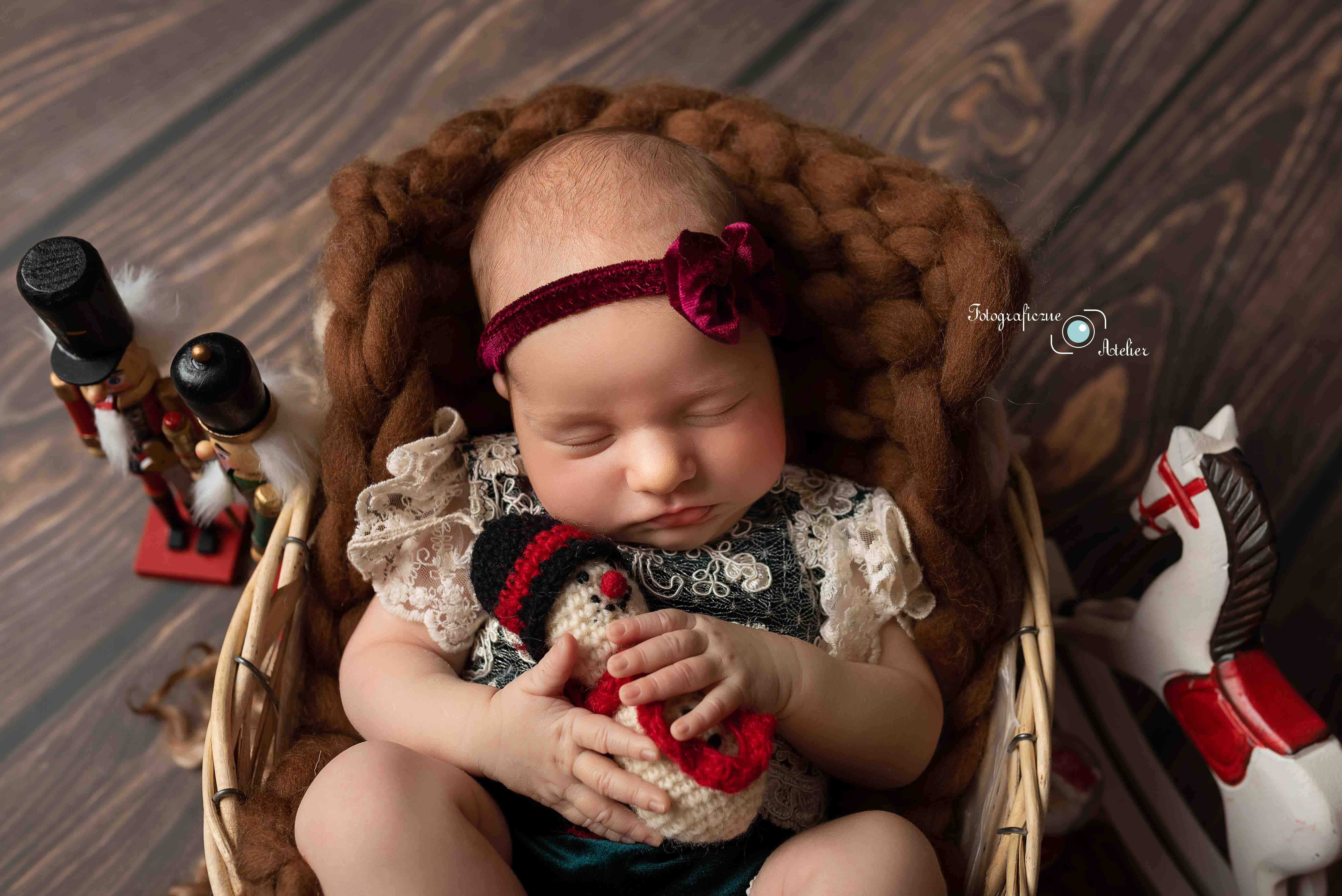 noworodek śpi zdjęcie