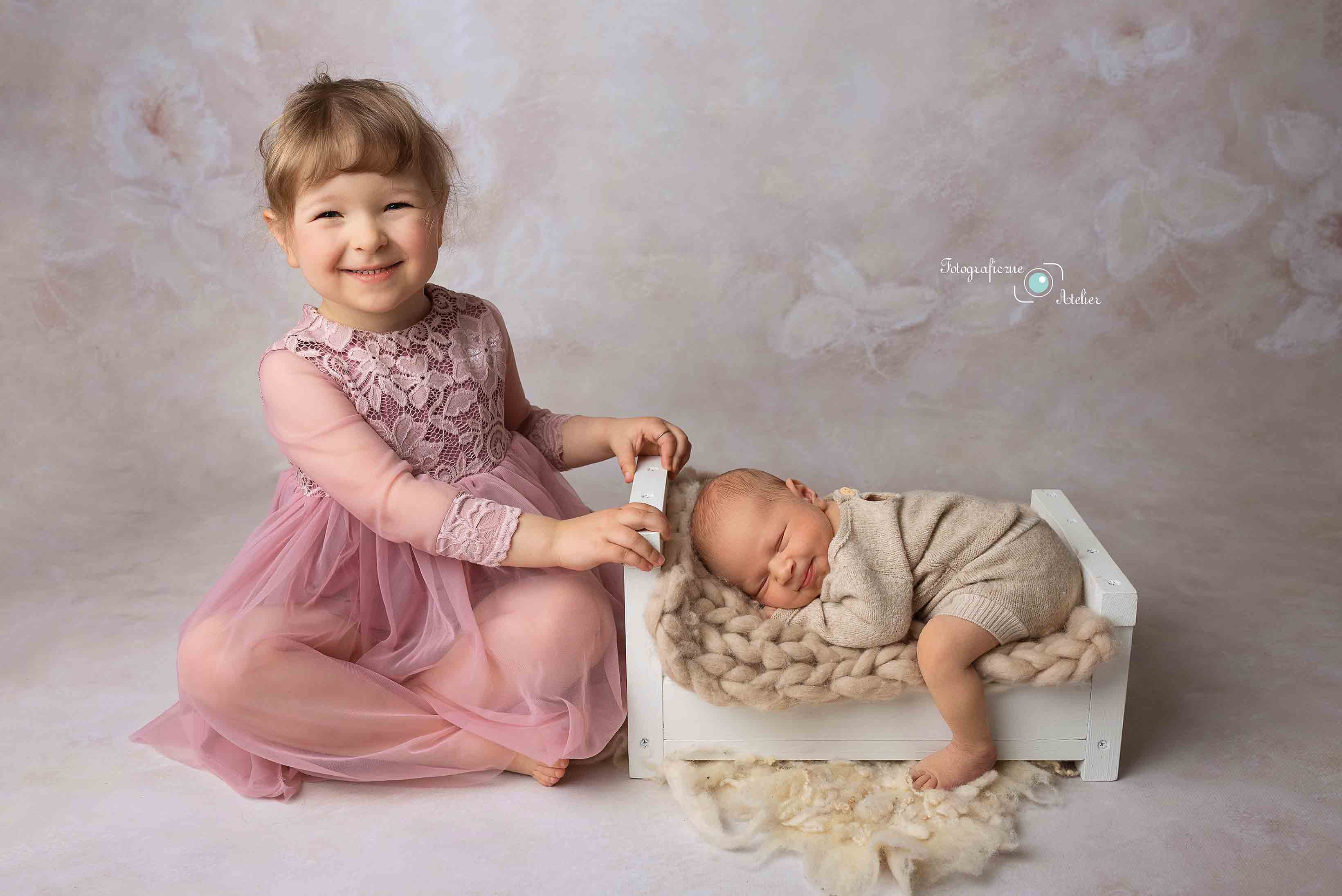 uśmiechnięty noworodek z siostrą fotografia Poznań