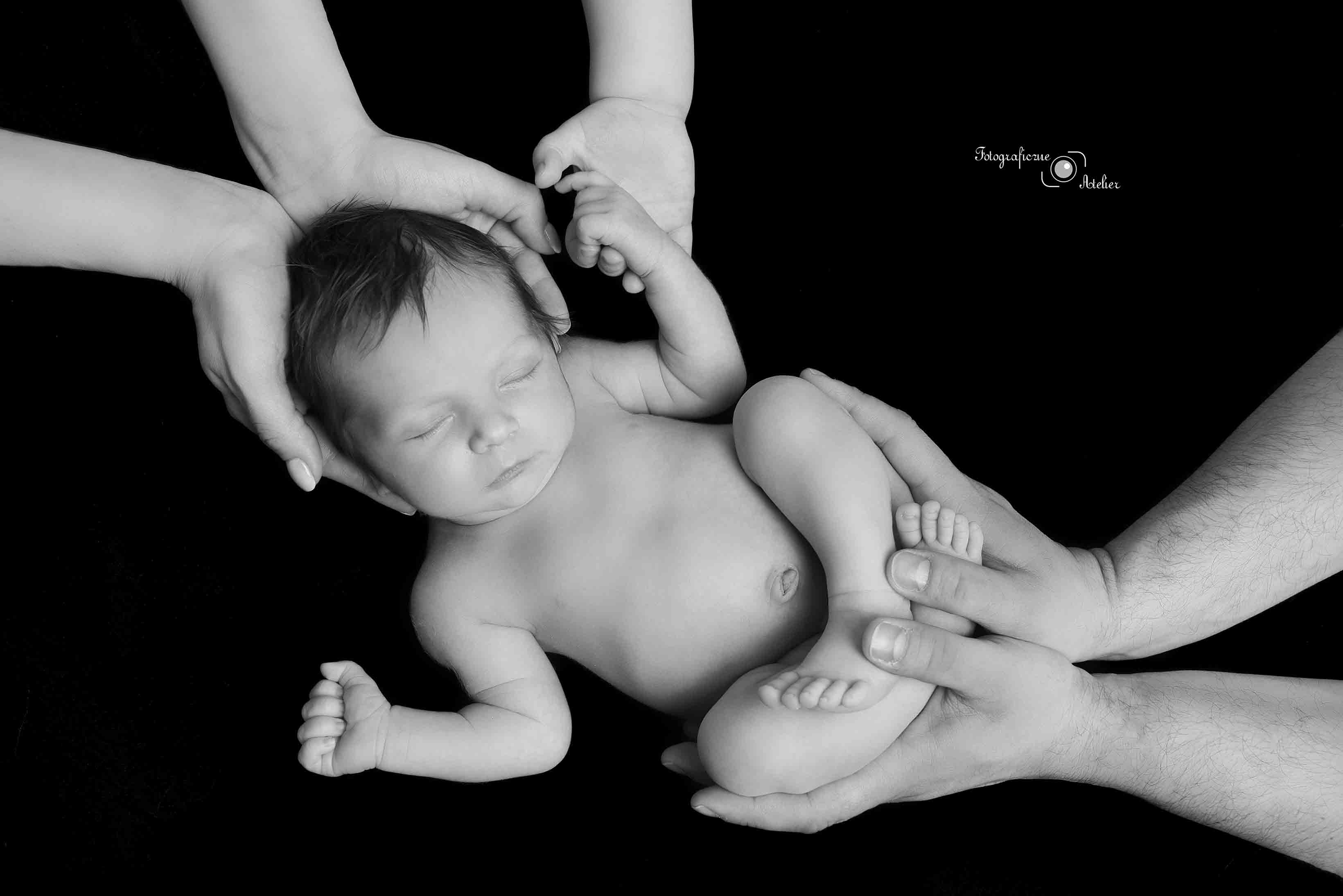 sesja noworodkowa ręce rodziców