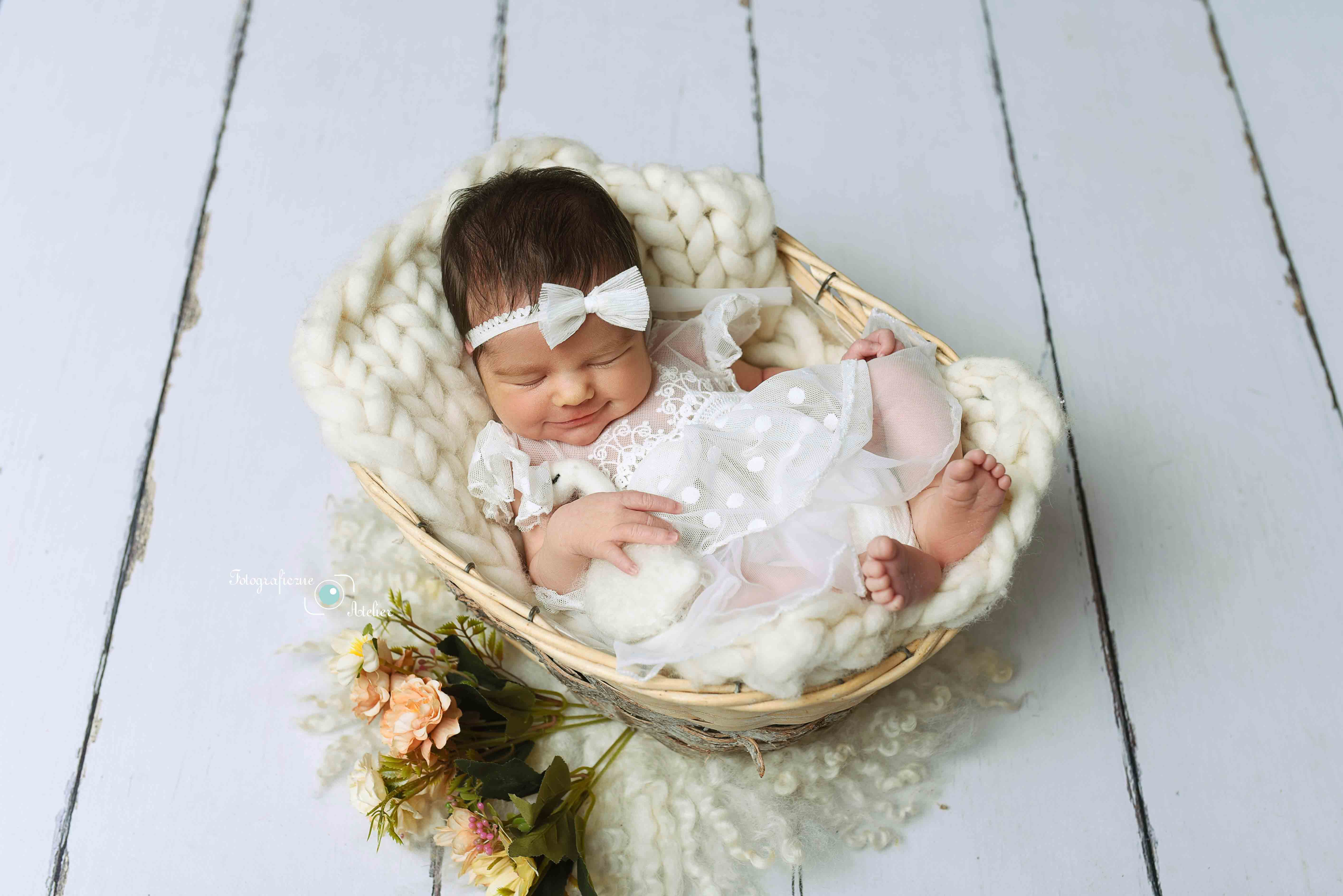 zdjęcie uśmiechnięty noworodek