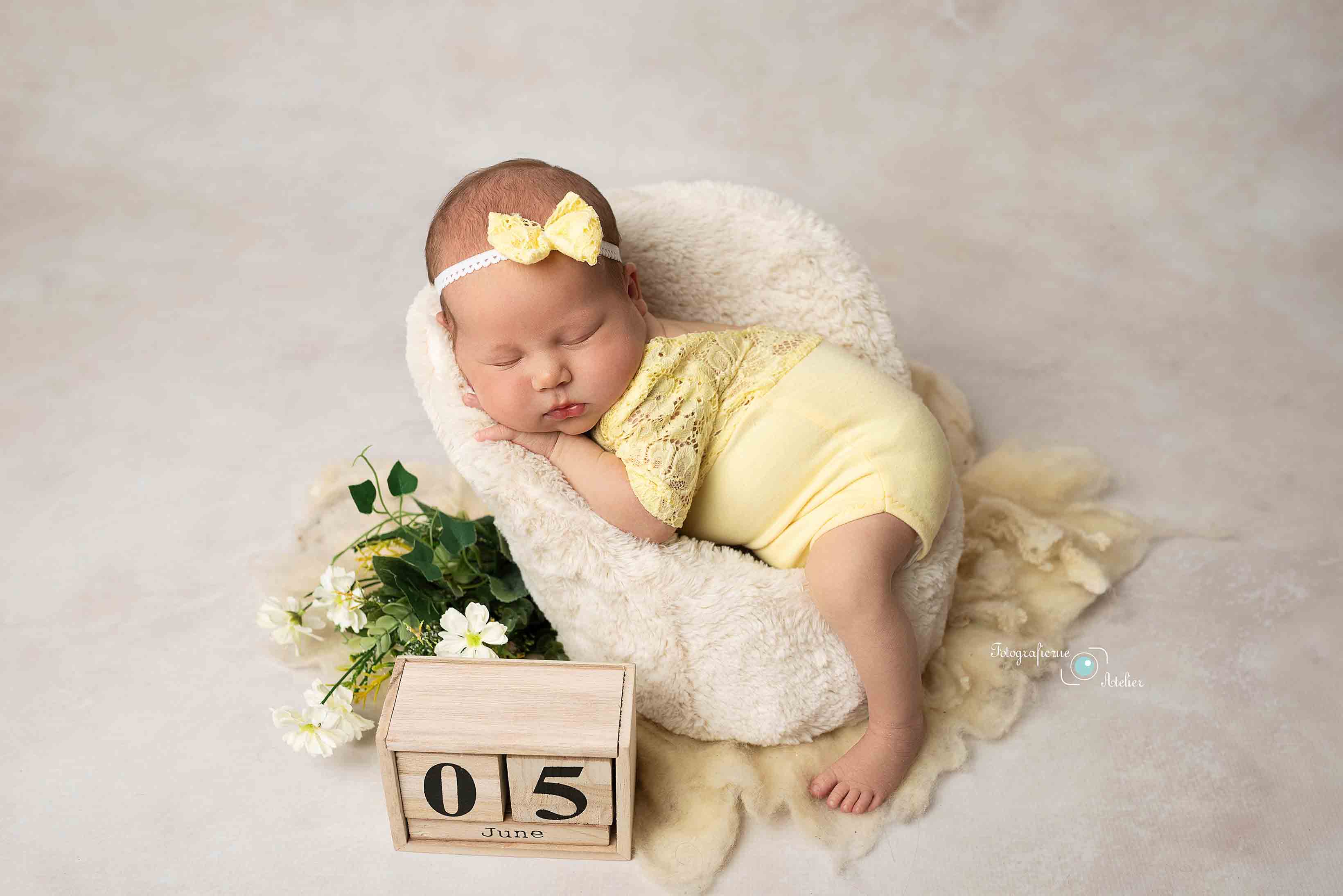 fotografia śpiący noworodek