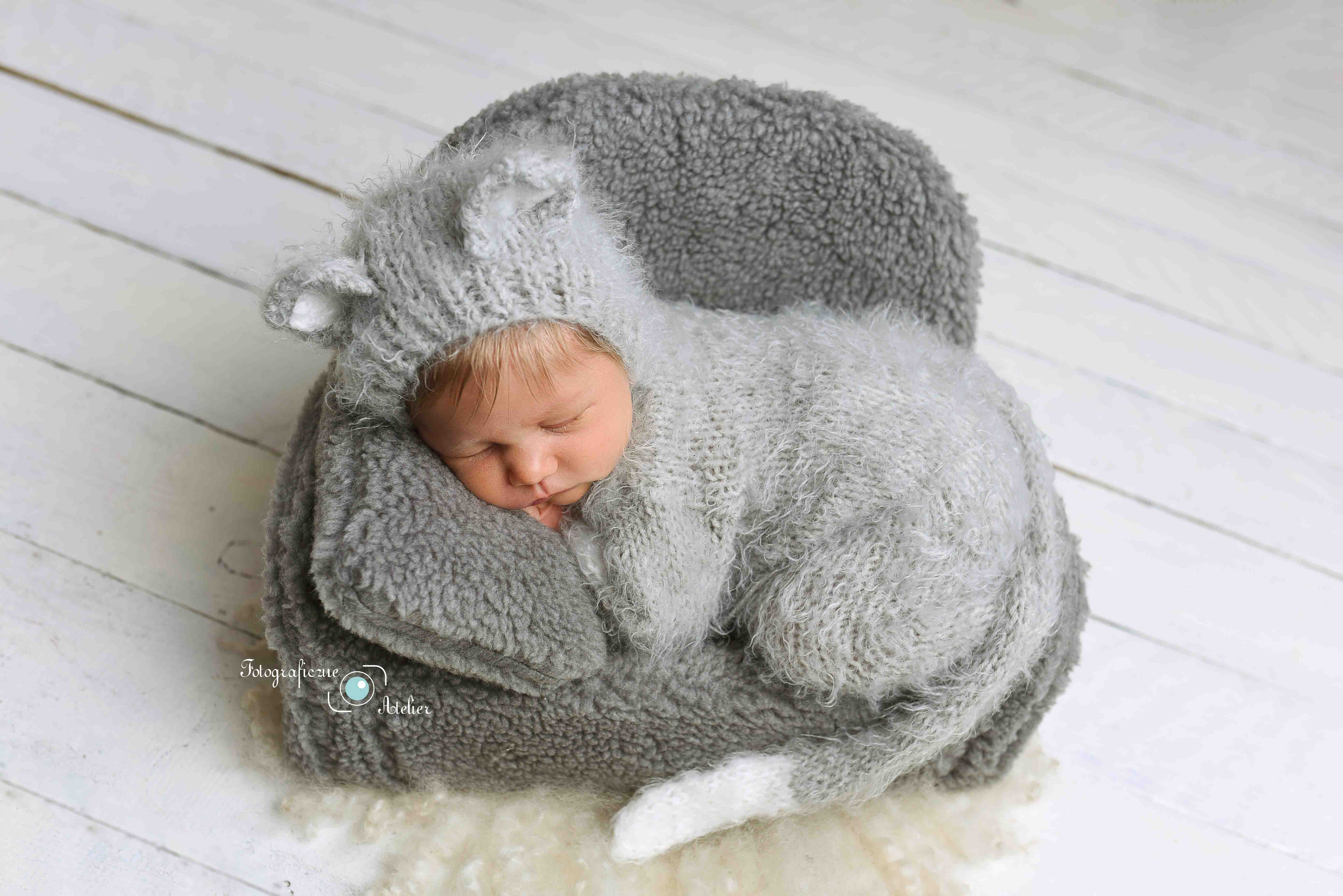 śpiący noworodek fotografia