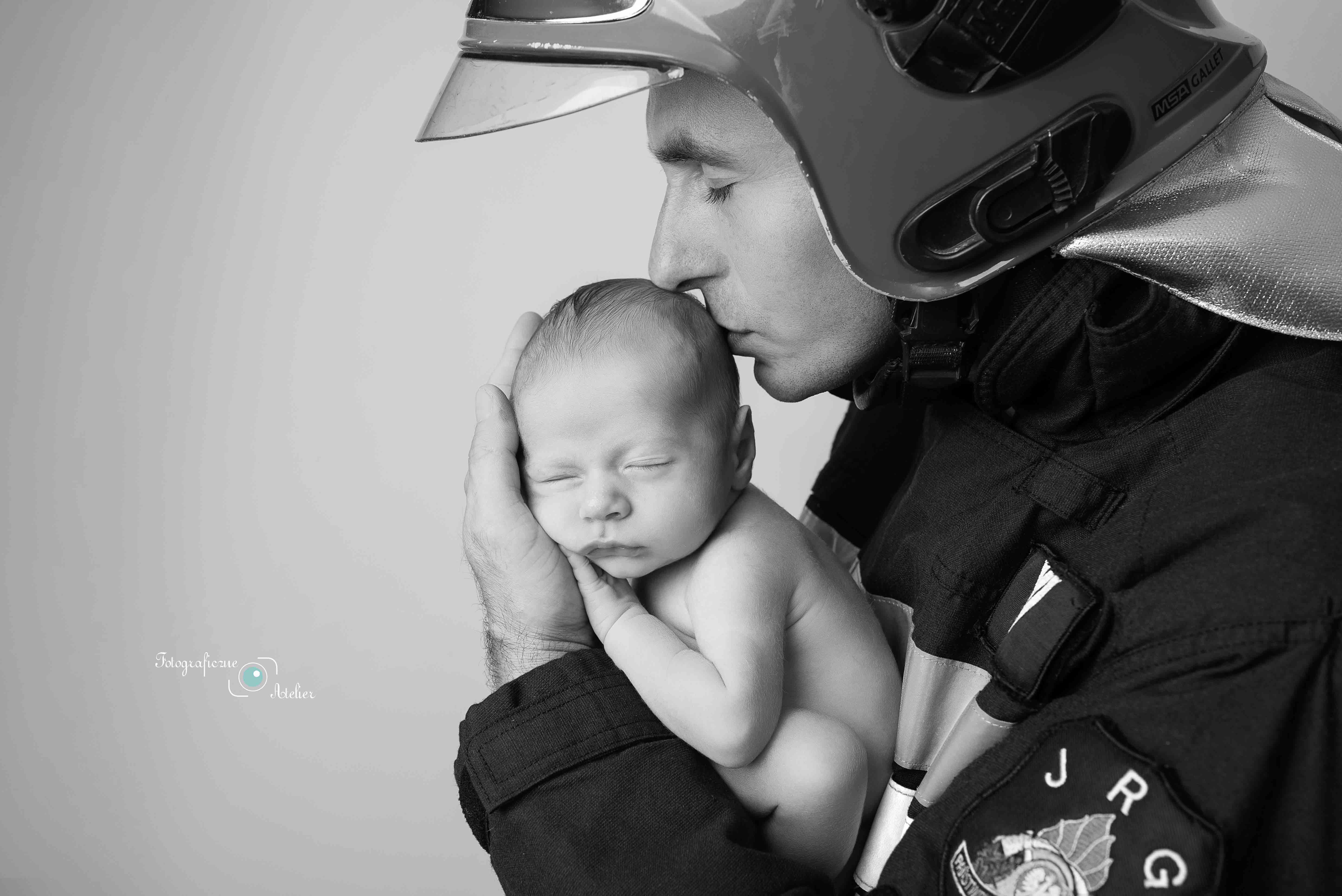 dziecko w objęciach strażaka fotografia