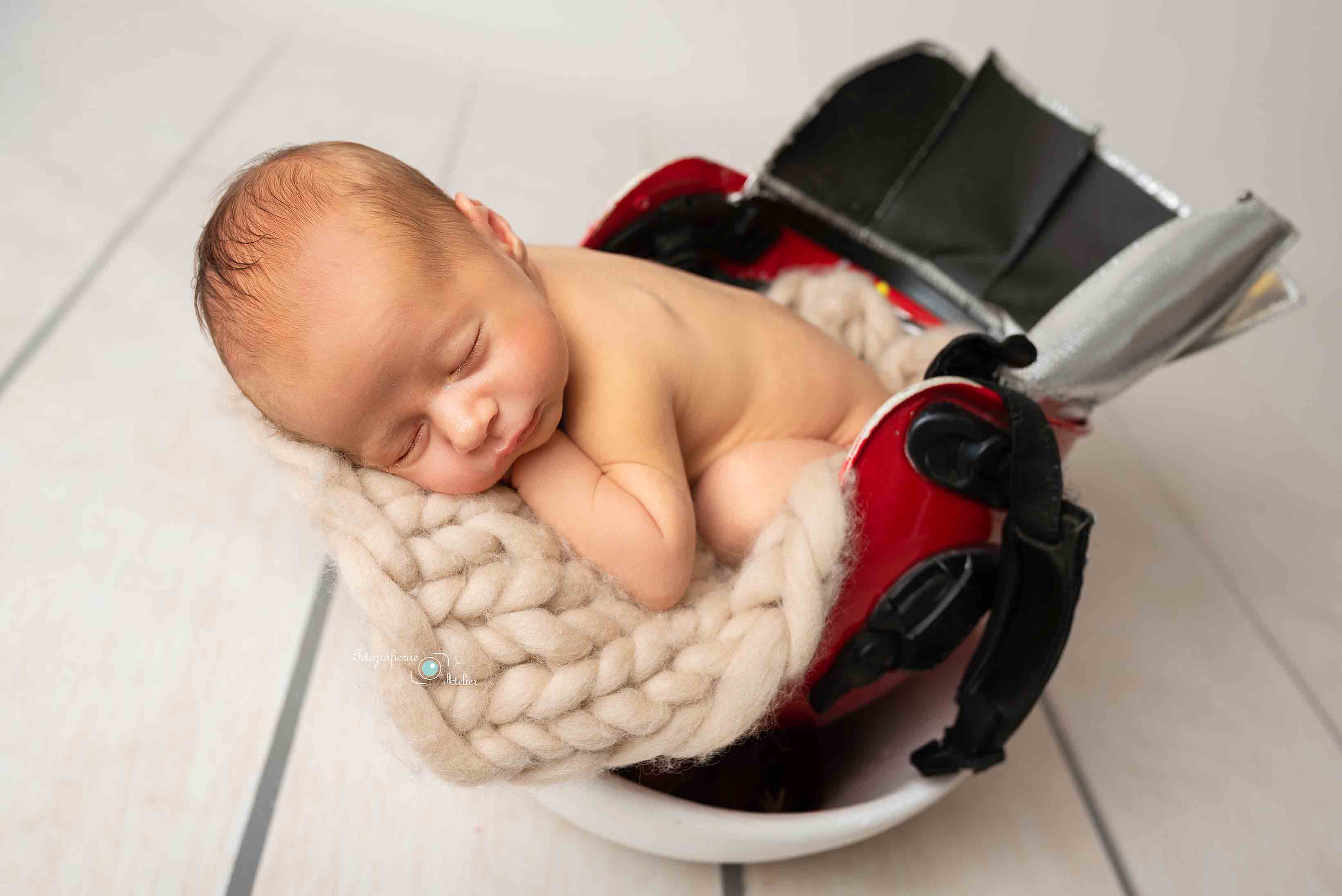 noworodek w hełmie strażaka fotografia