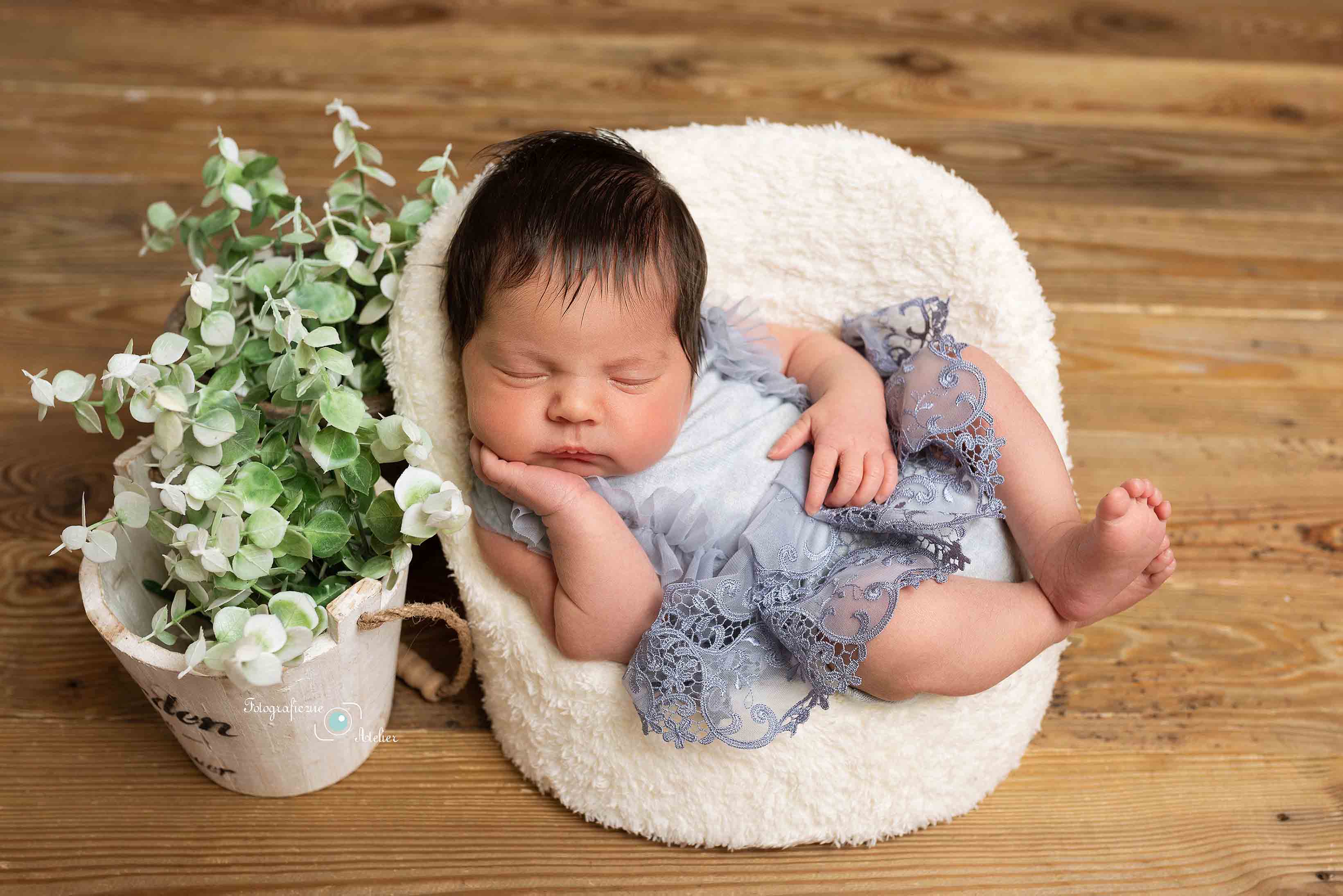 sesja noworodkowa śpiący na kanapce