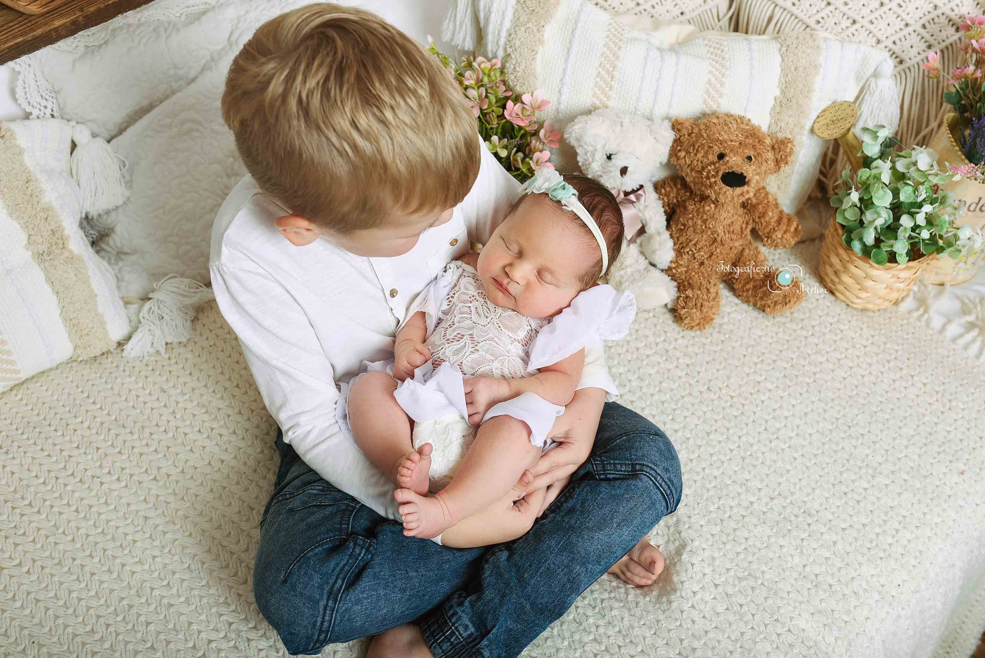 brat trzyma noworodka siostrę
