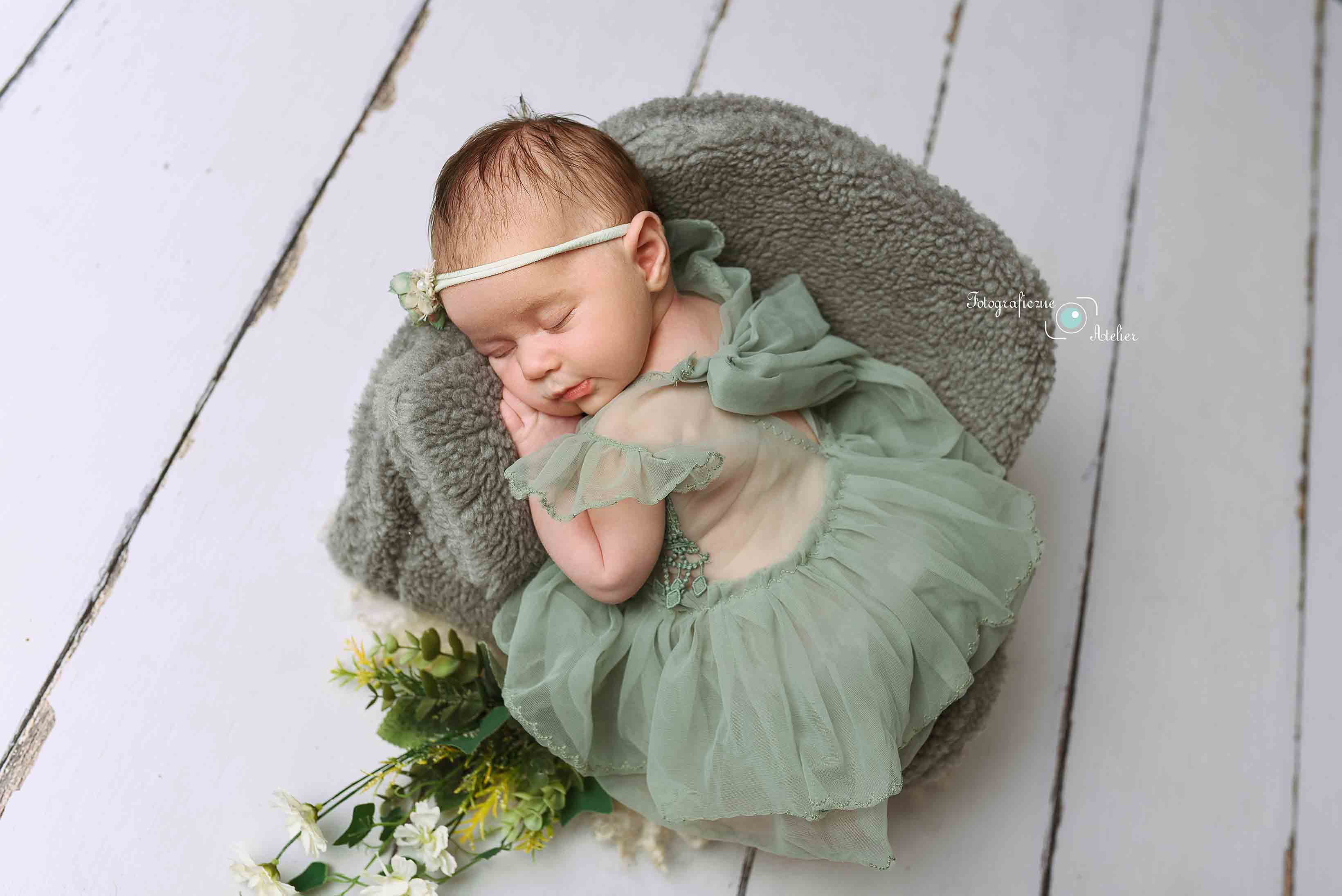sesja noworodkowa zielona sukienka