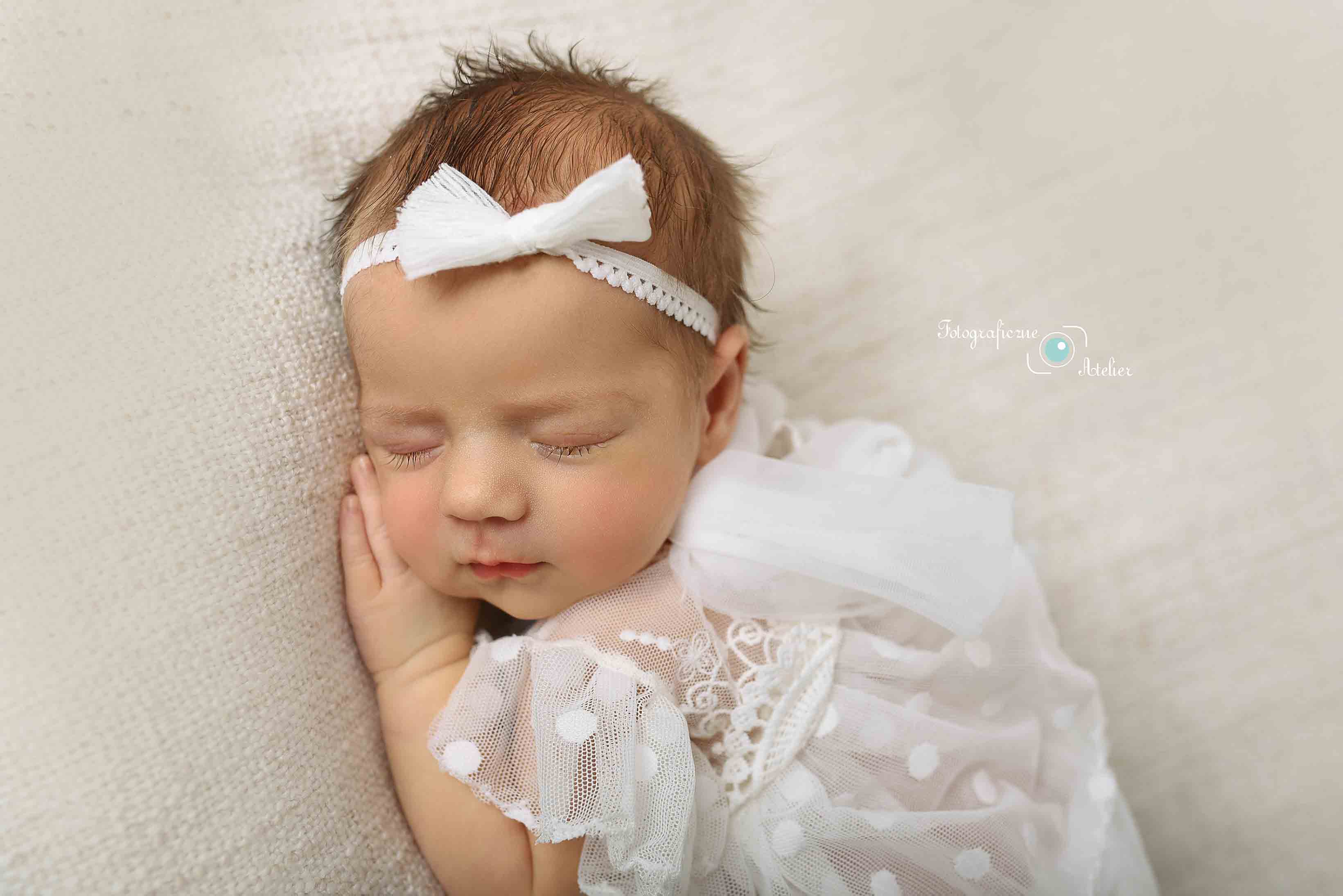 śpiący noworodek aniołek biel