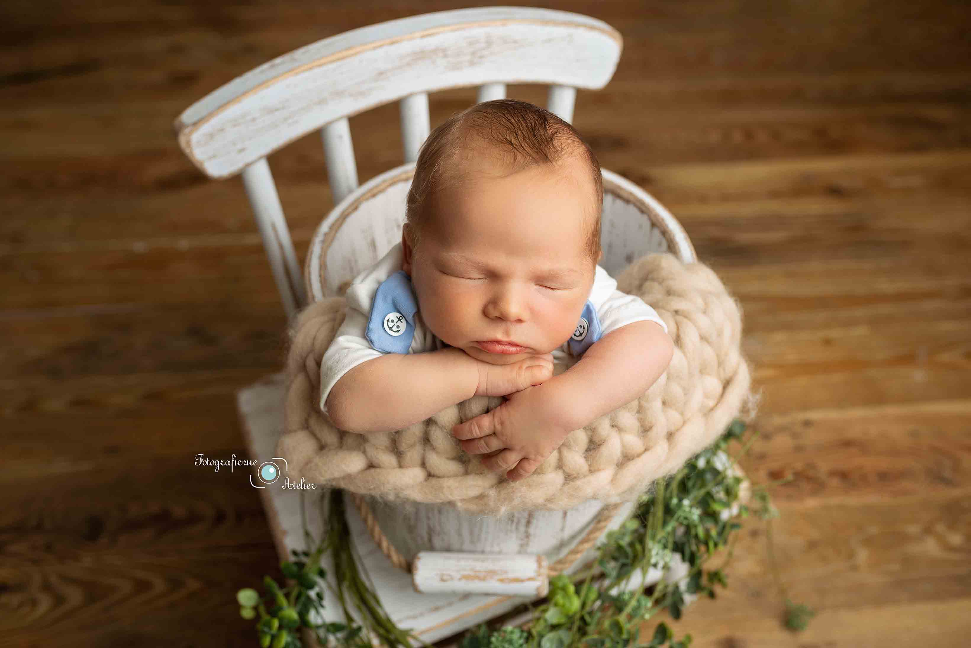 śpiący noworodek w wiaderku fotografia