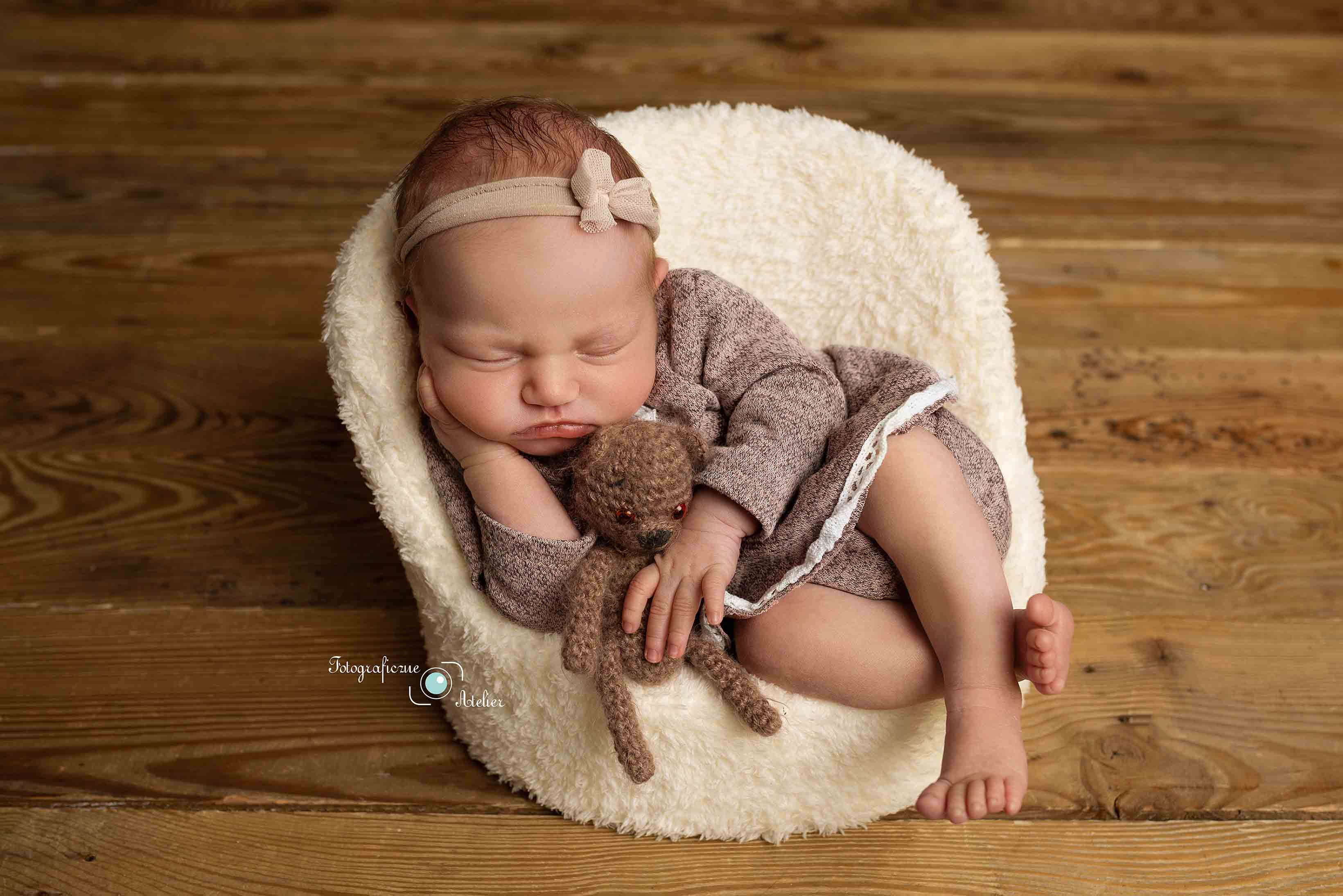śpiący w foteliku noworodek sesja fotograficzna