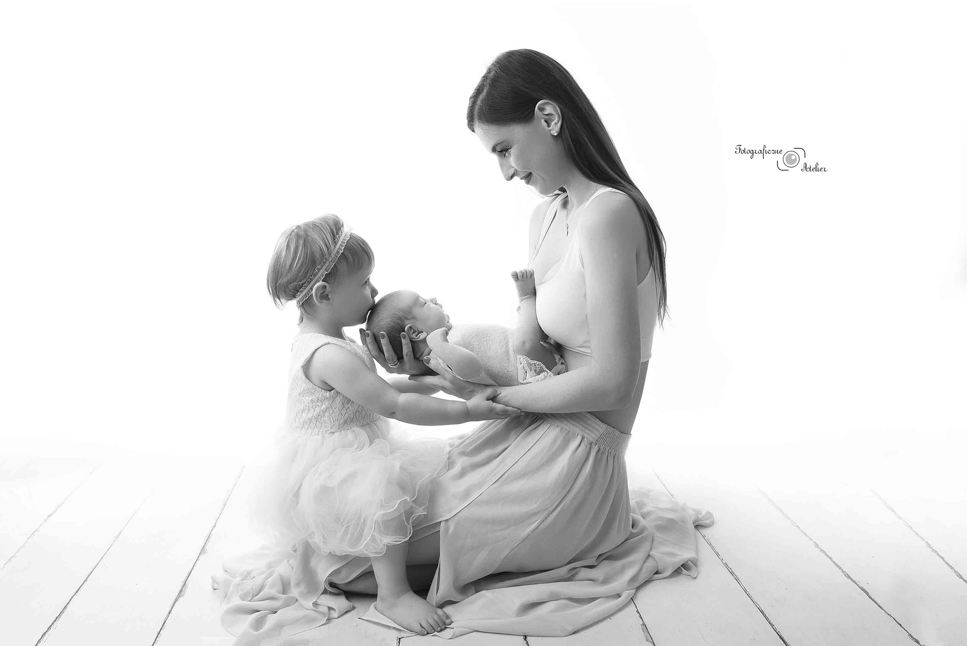 sesja fotograficzna noworodka z mamą