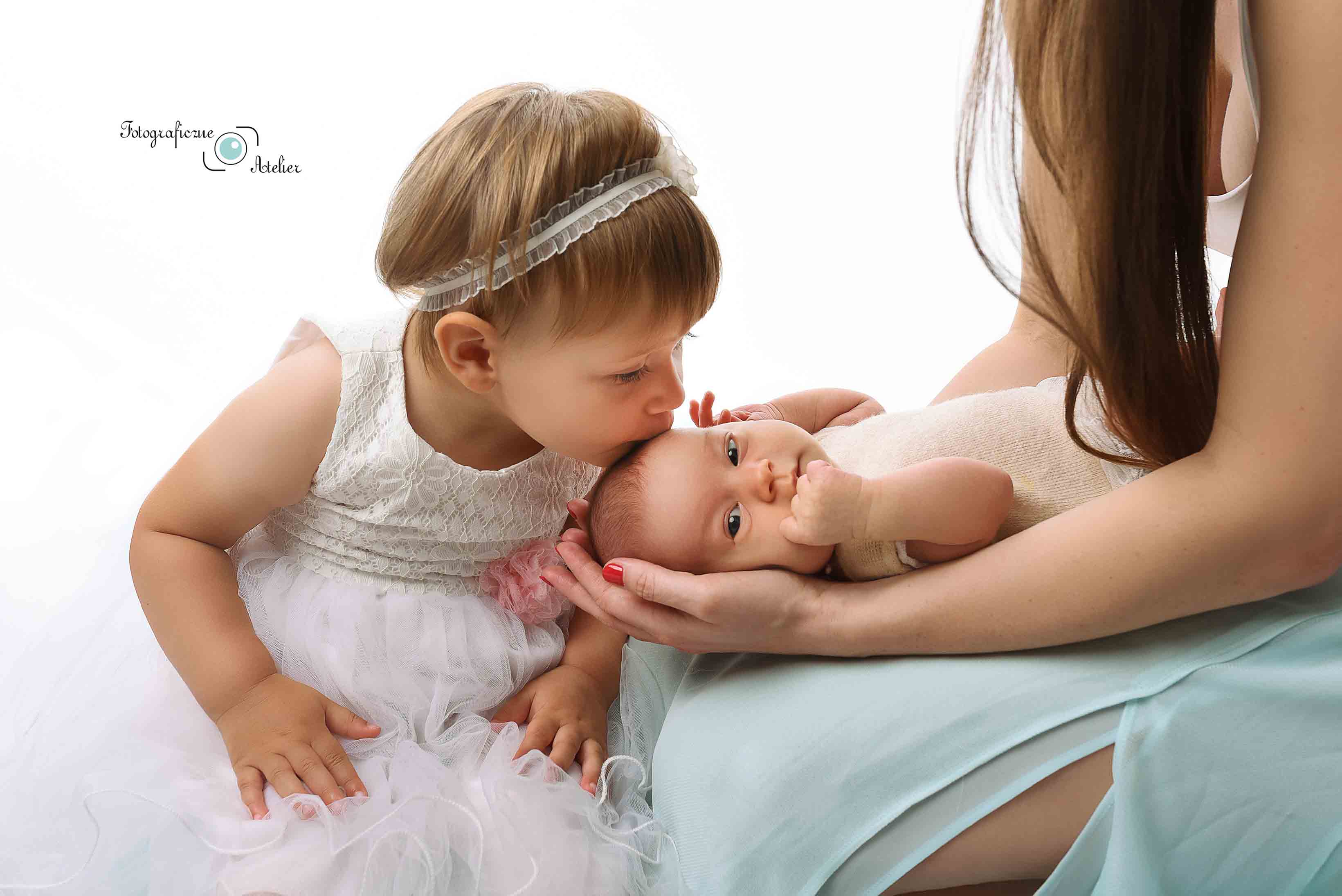 sesja noworodkowa z mamą i siostrą