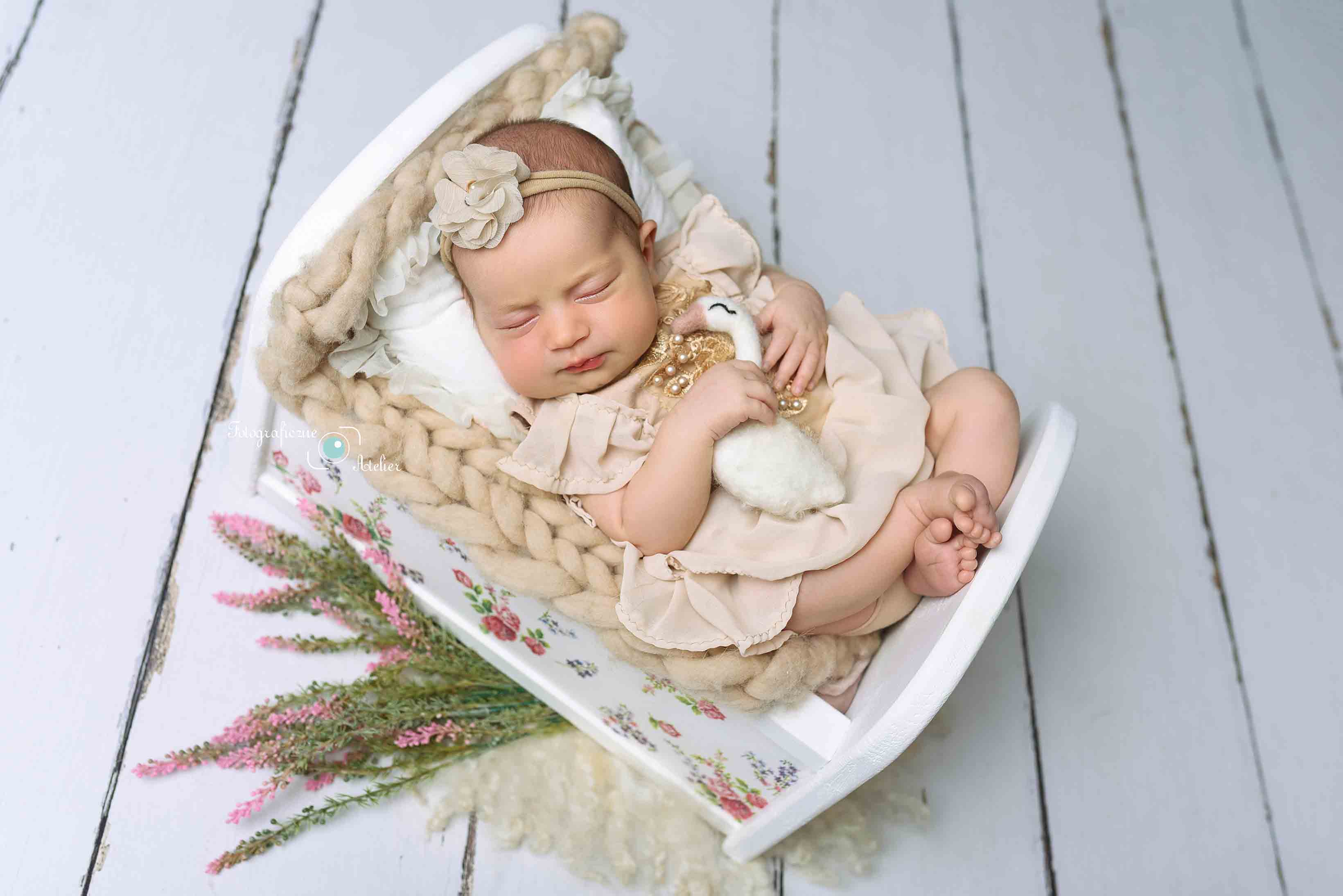 sesja noworodkowa z kwiatami