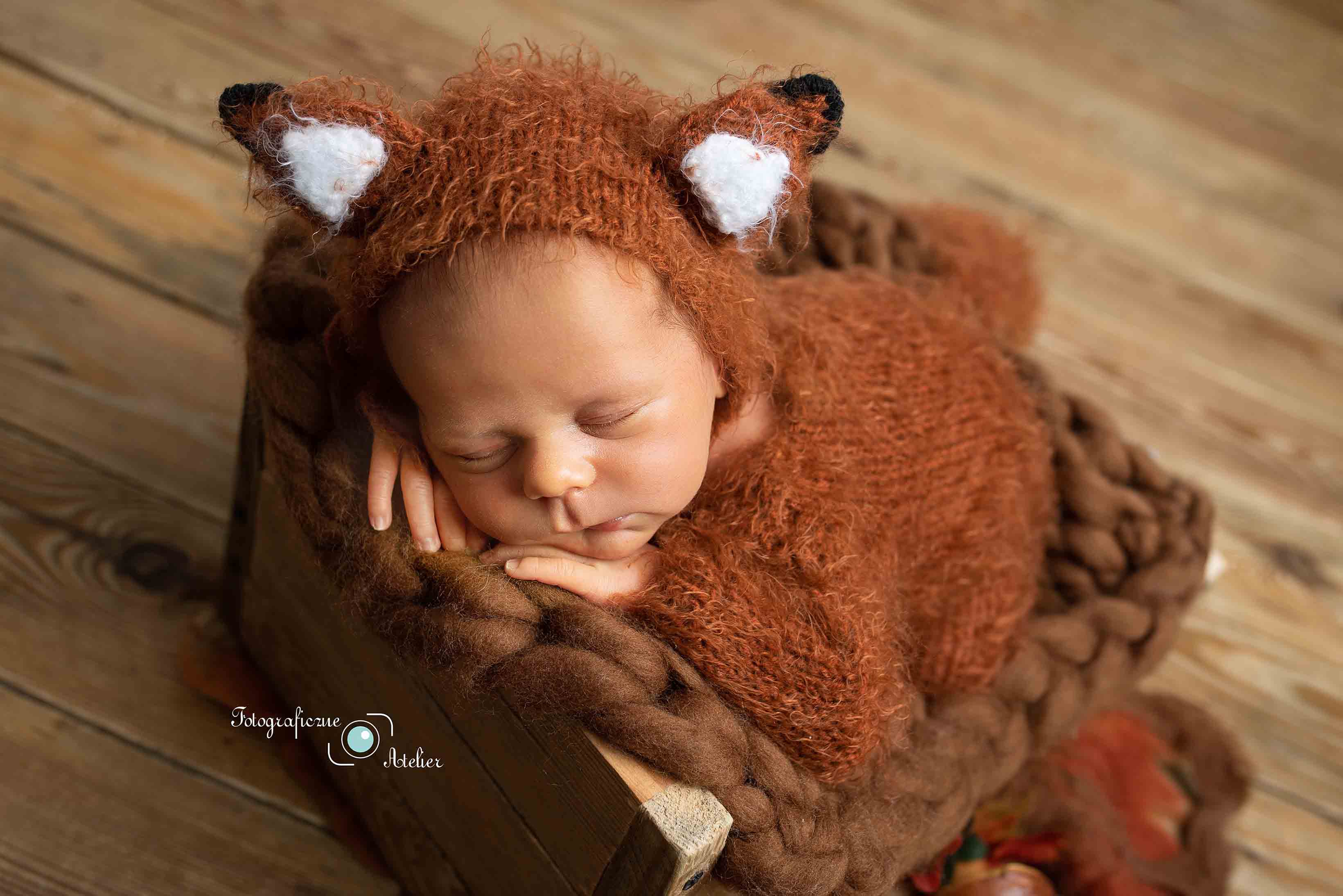 śpiący noworodek stylizacja lisek