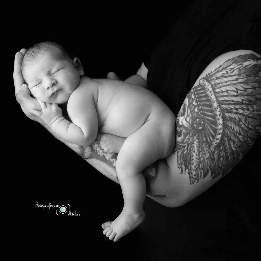 zdjęcie noworodek z ojcem na ramieniu