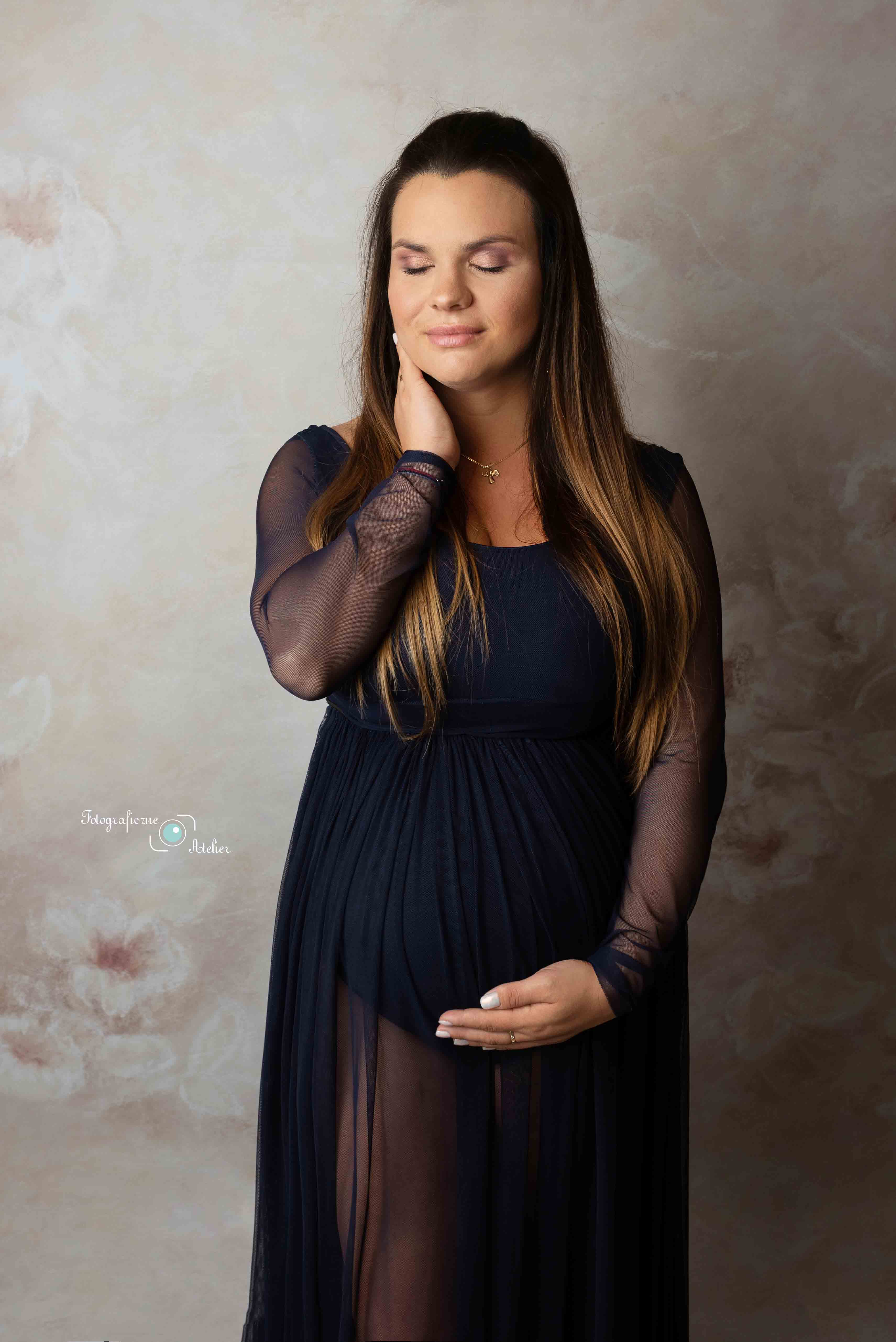sesja ciążowa zamyślona