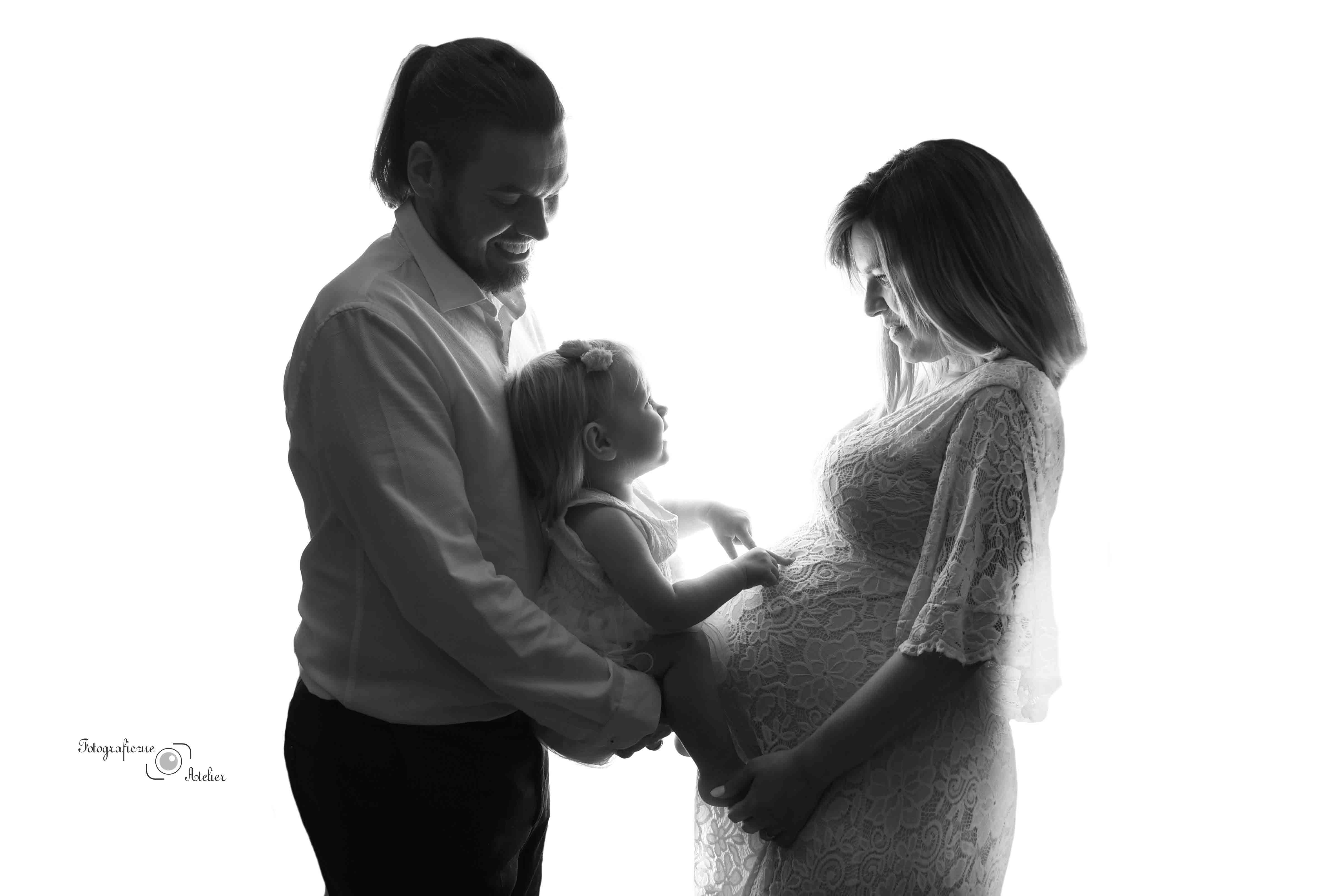 czarno biała fotografia ciążowa rodzinna