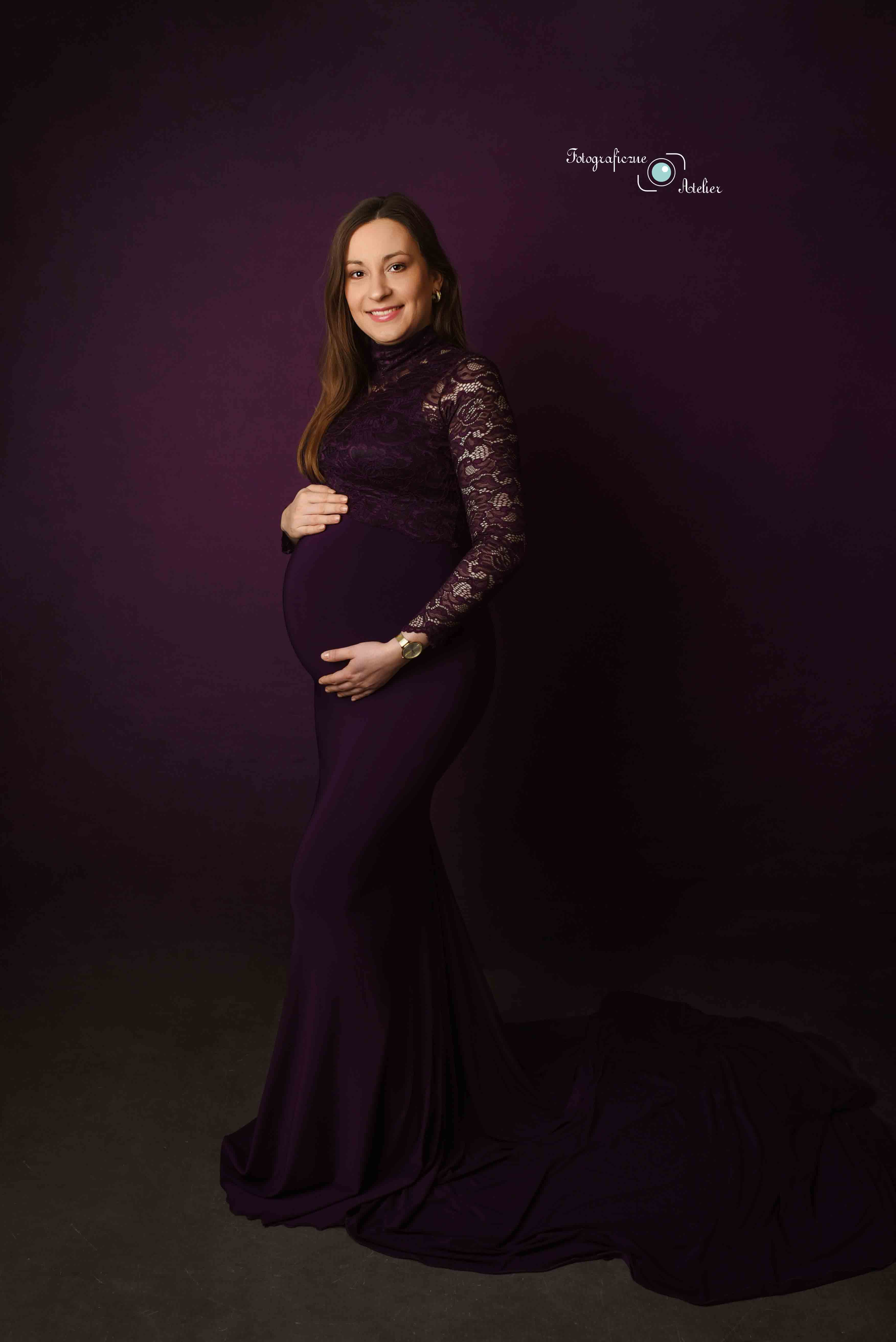 fotografia ciążowa śliwkowa sukienka 2022