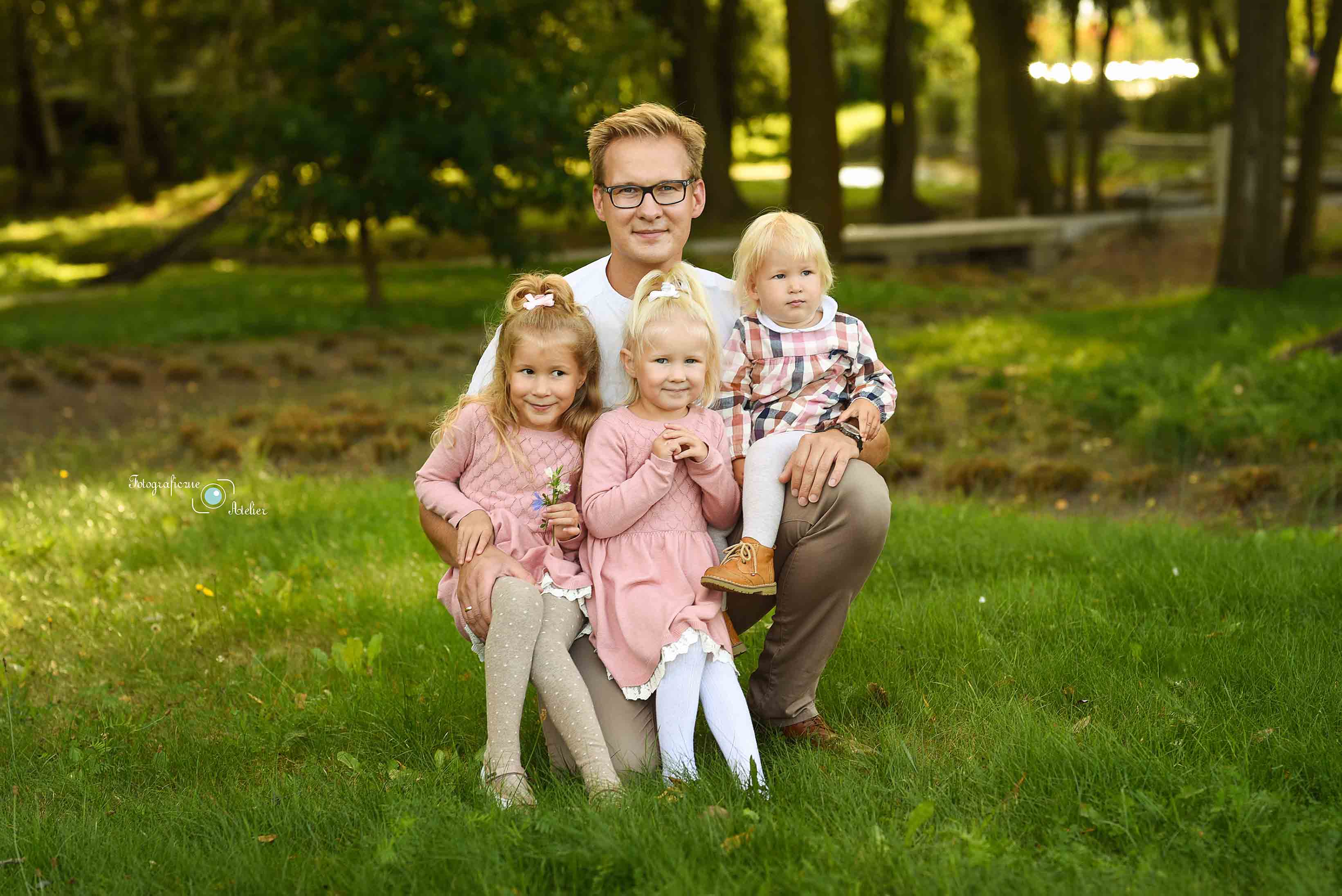 córki z ojcem zdjęcie w parku