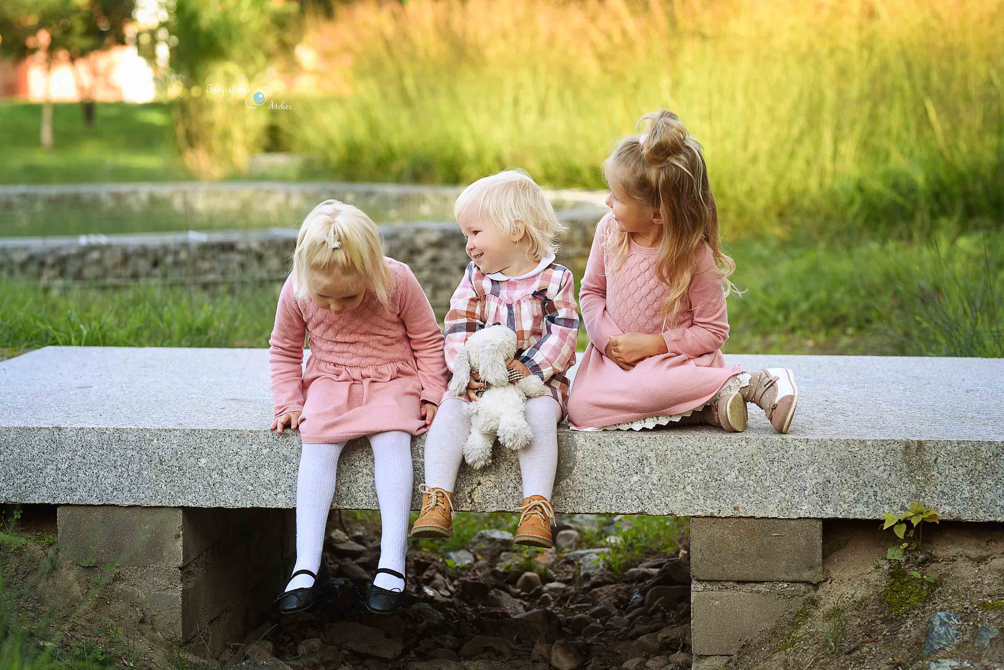 dziewczynki na mostku fotografia
