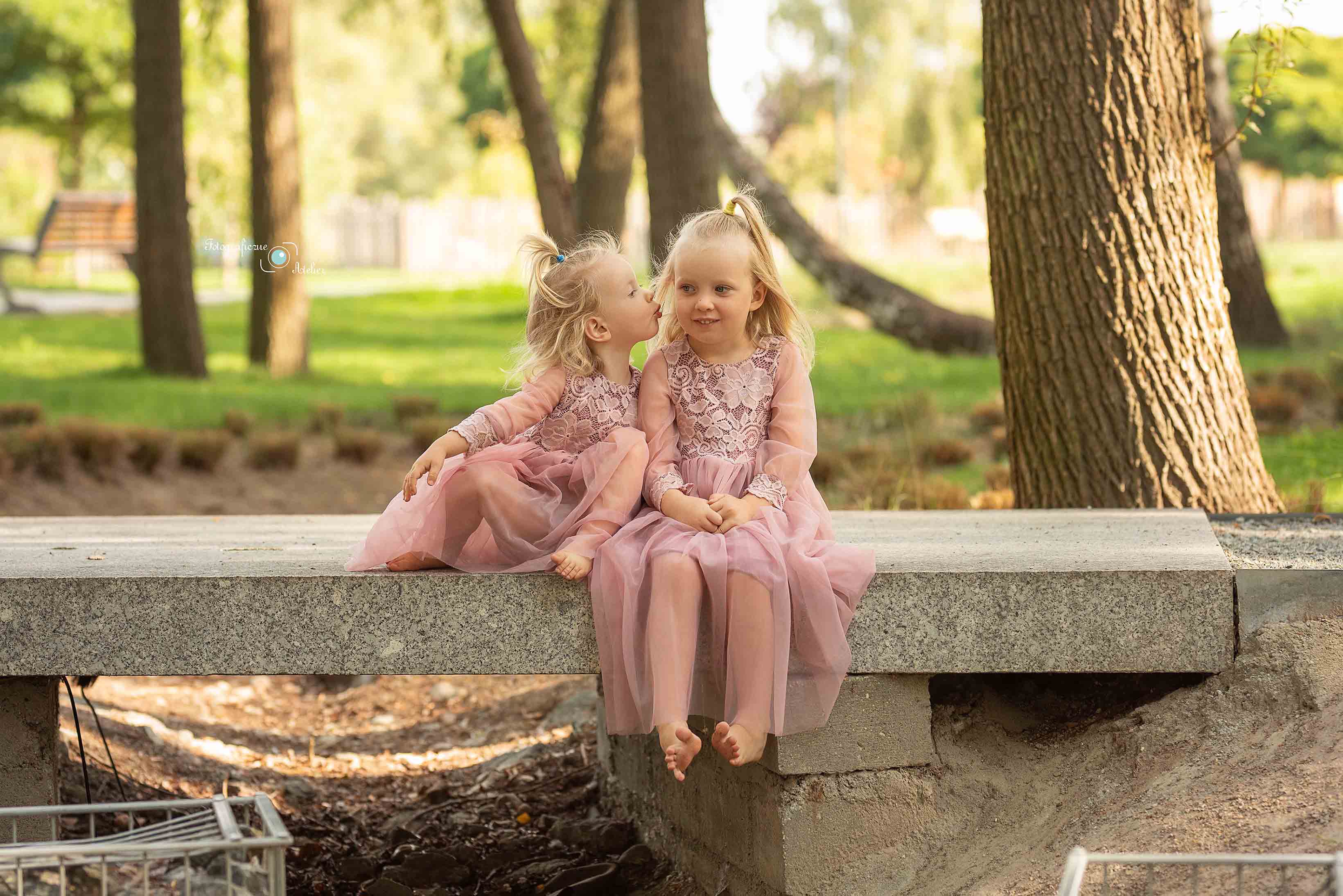 dziewczynki na mostku zdjęcie