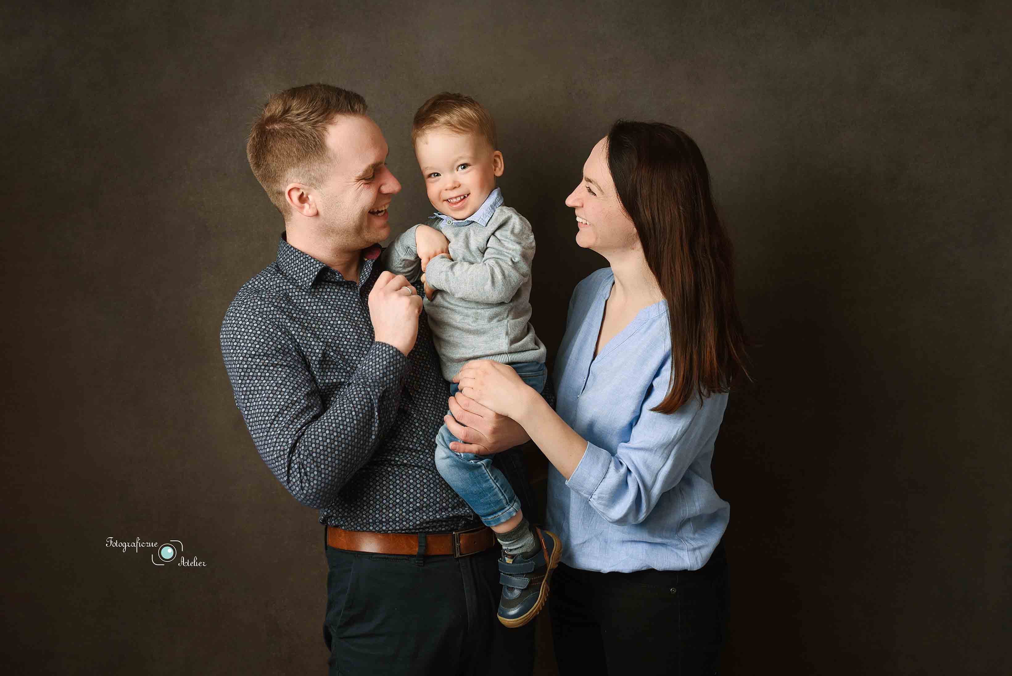 sesja rodzinna Poznań czarne tło