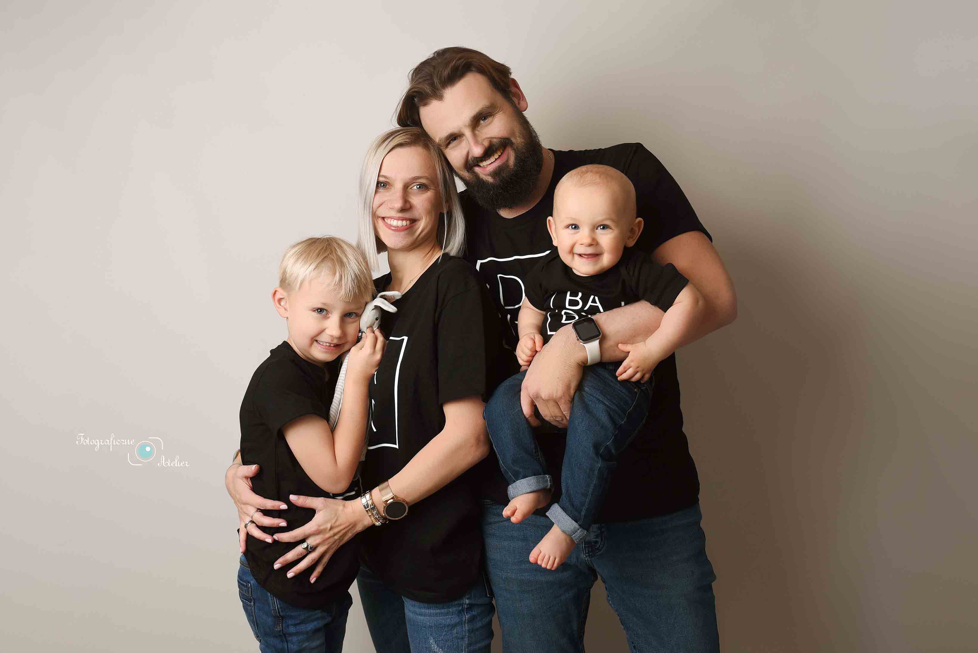 sesja rodzinna białe tło