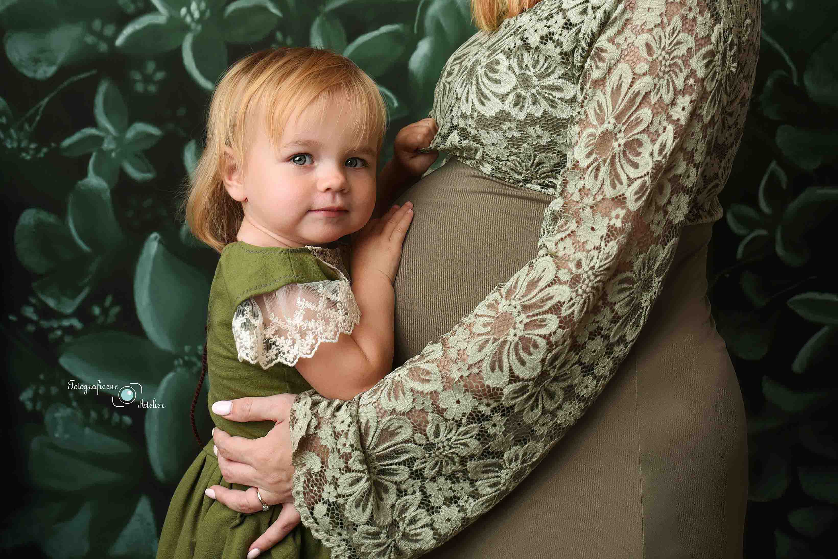 zbliżenie brzuszek sesja ciążowa