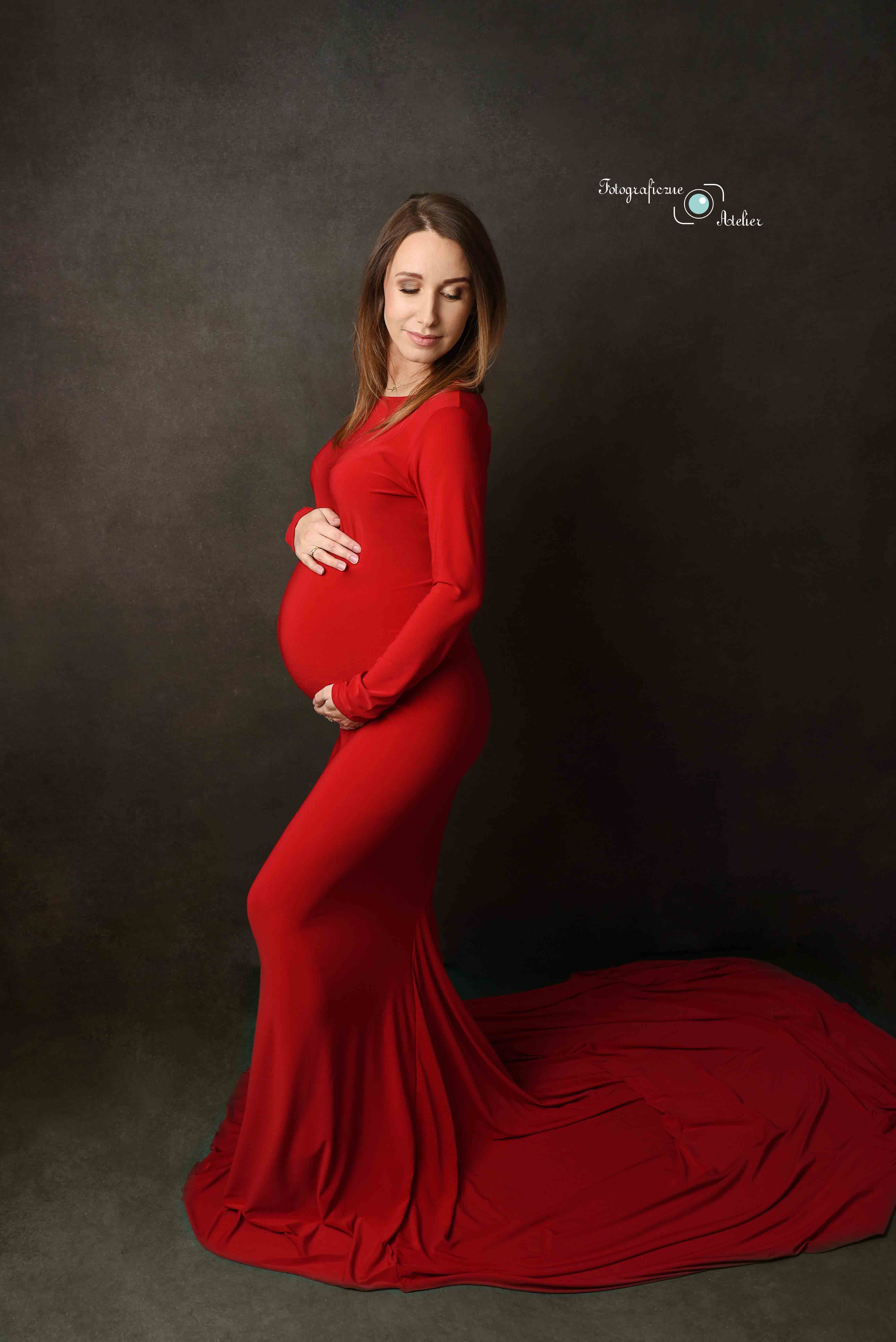 fotografia ciążowa czerwona sukienka