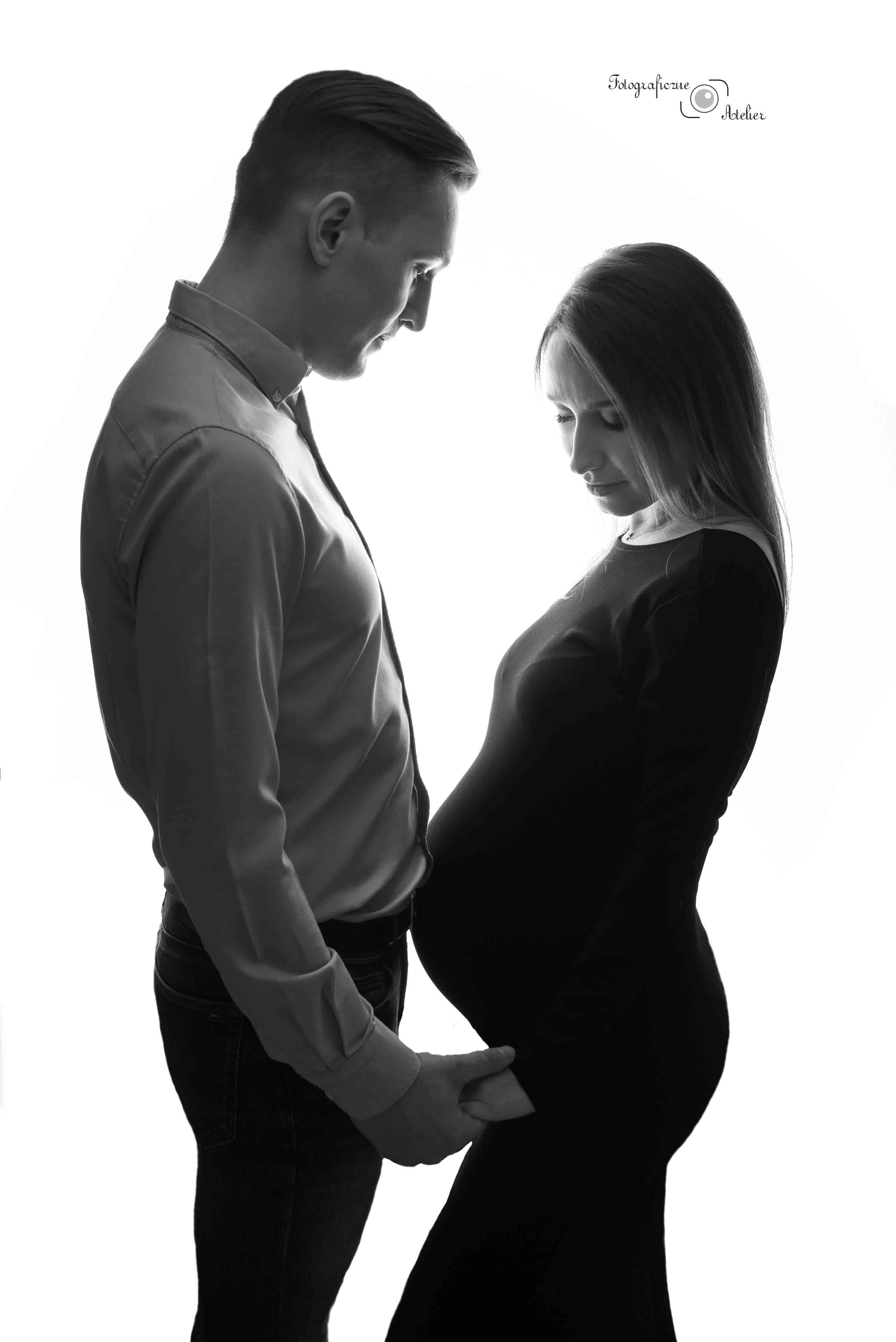 sesja ciążowa z partnerem czarno biała