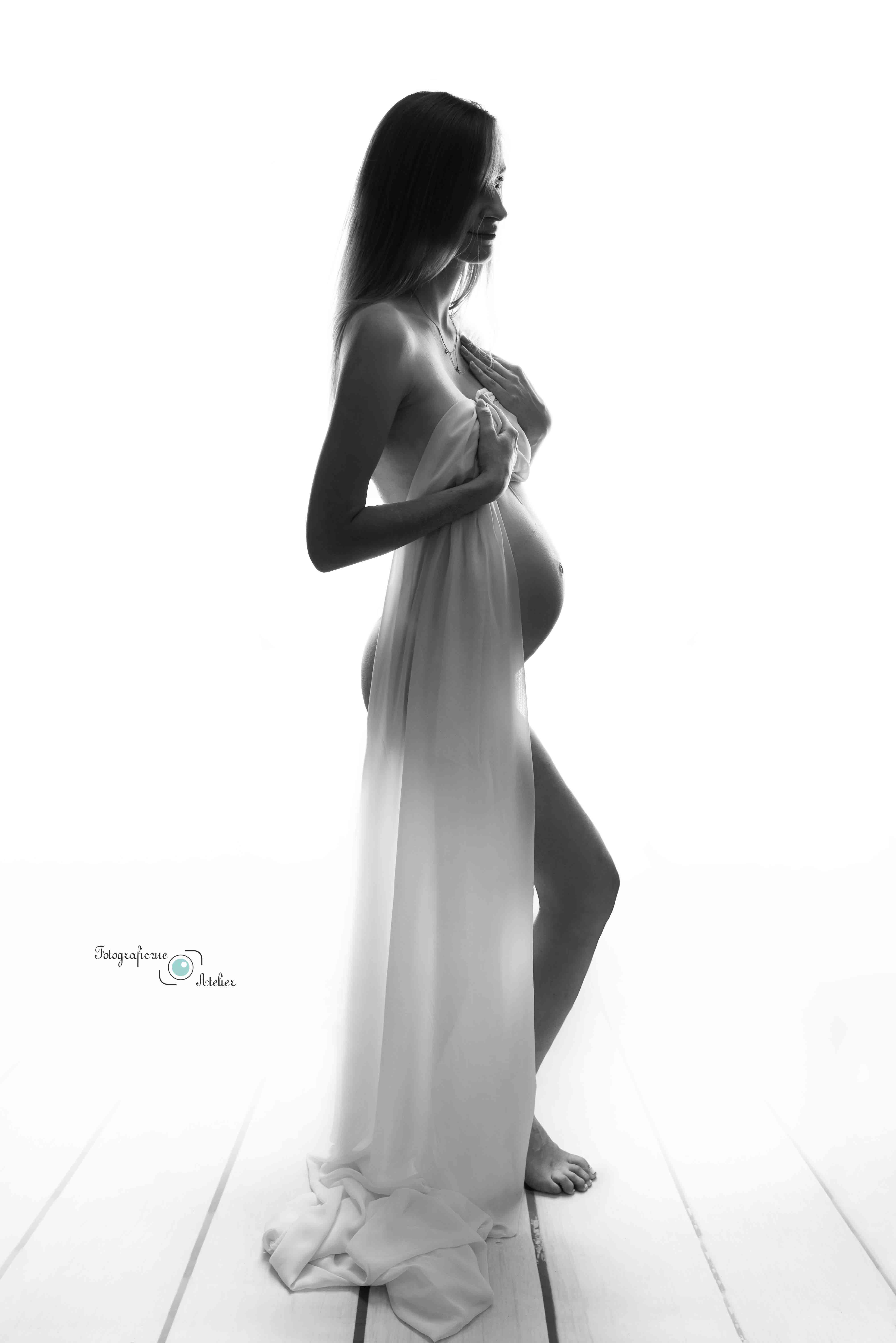 sesja ciążowa poznań czarno biała