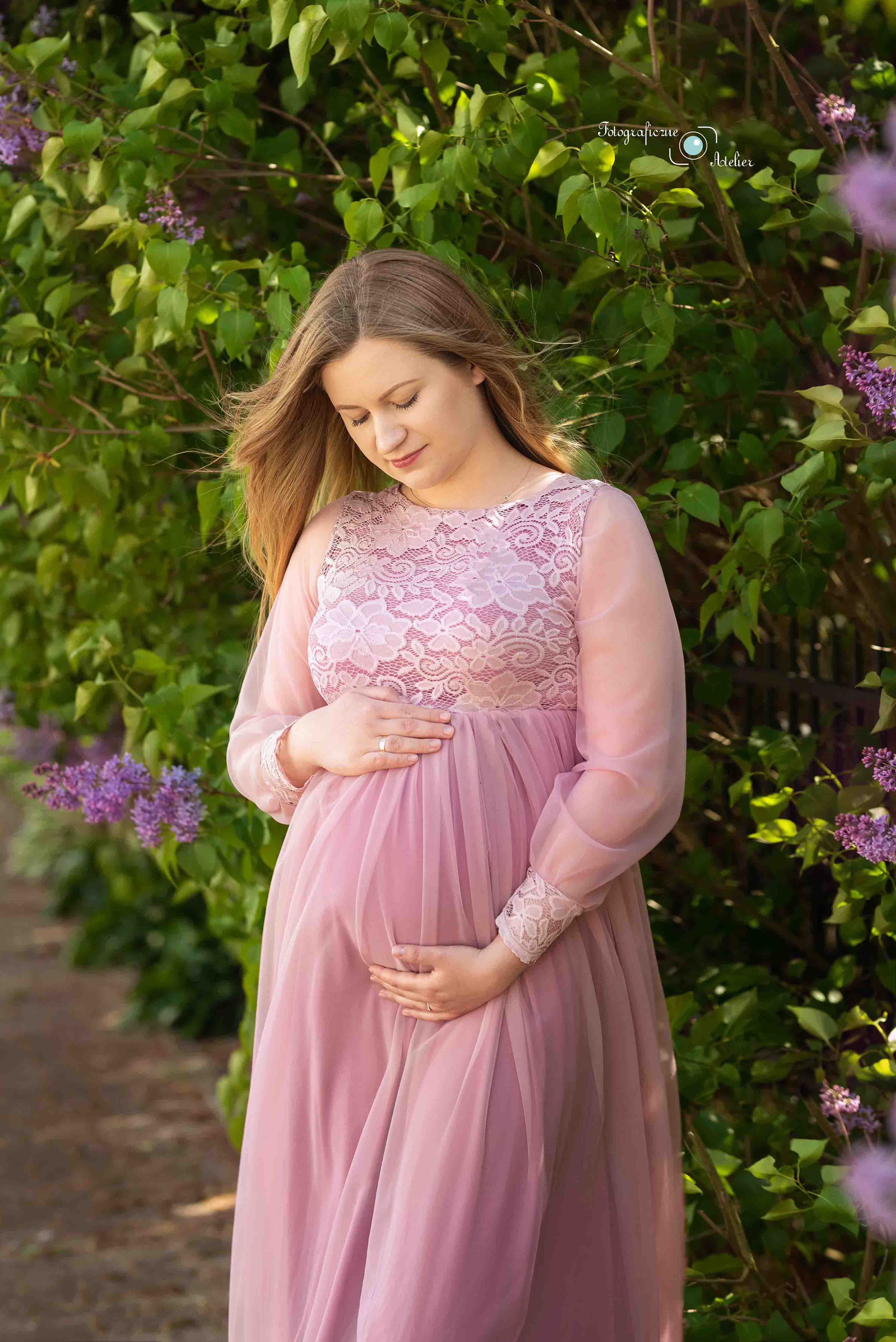 fotografia ciążowa różowa sukienka