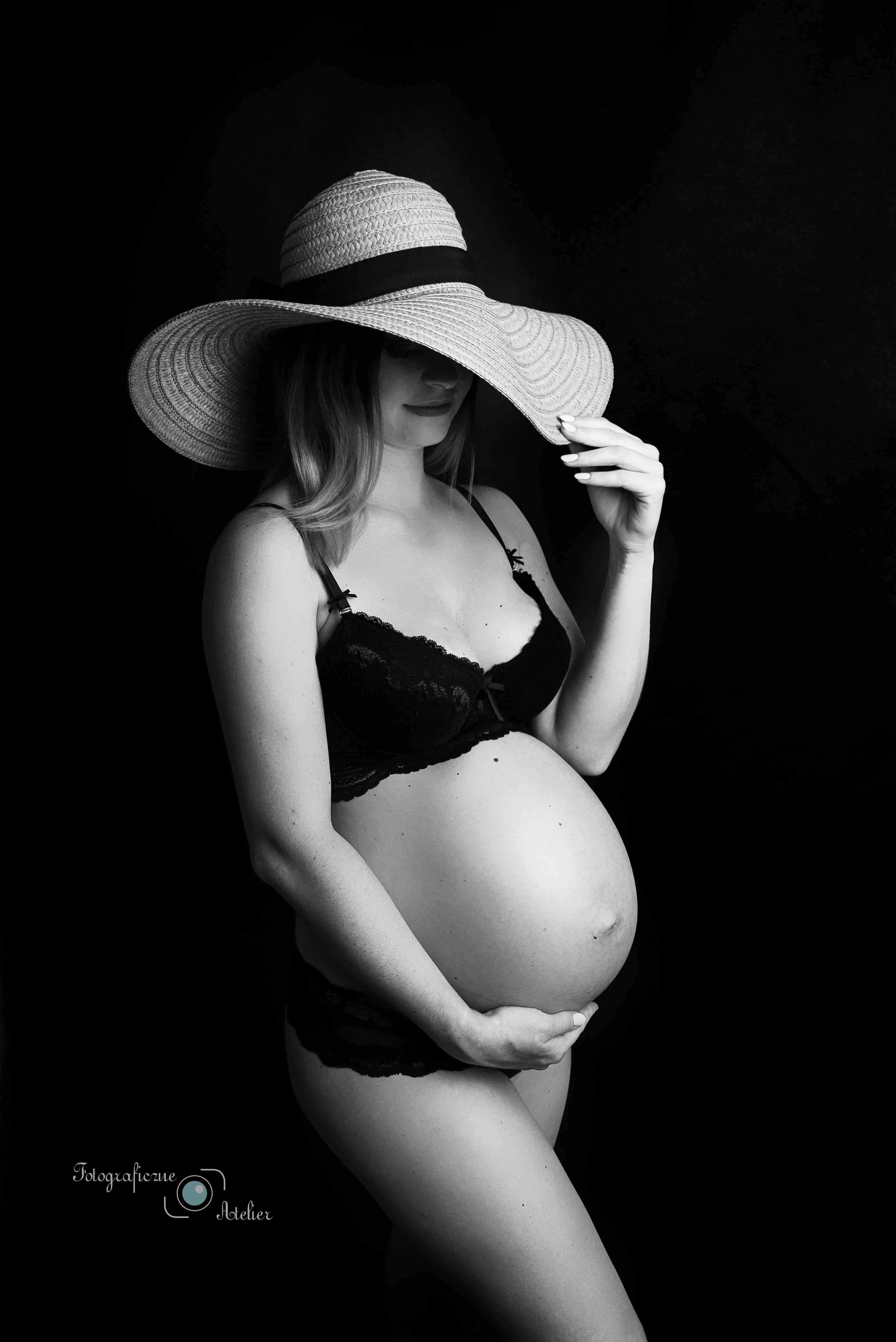 sesja w bieliźnie ciążowa poznań