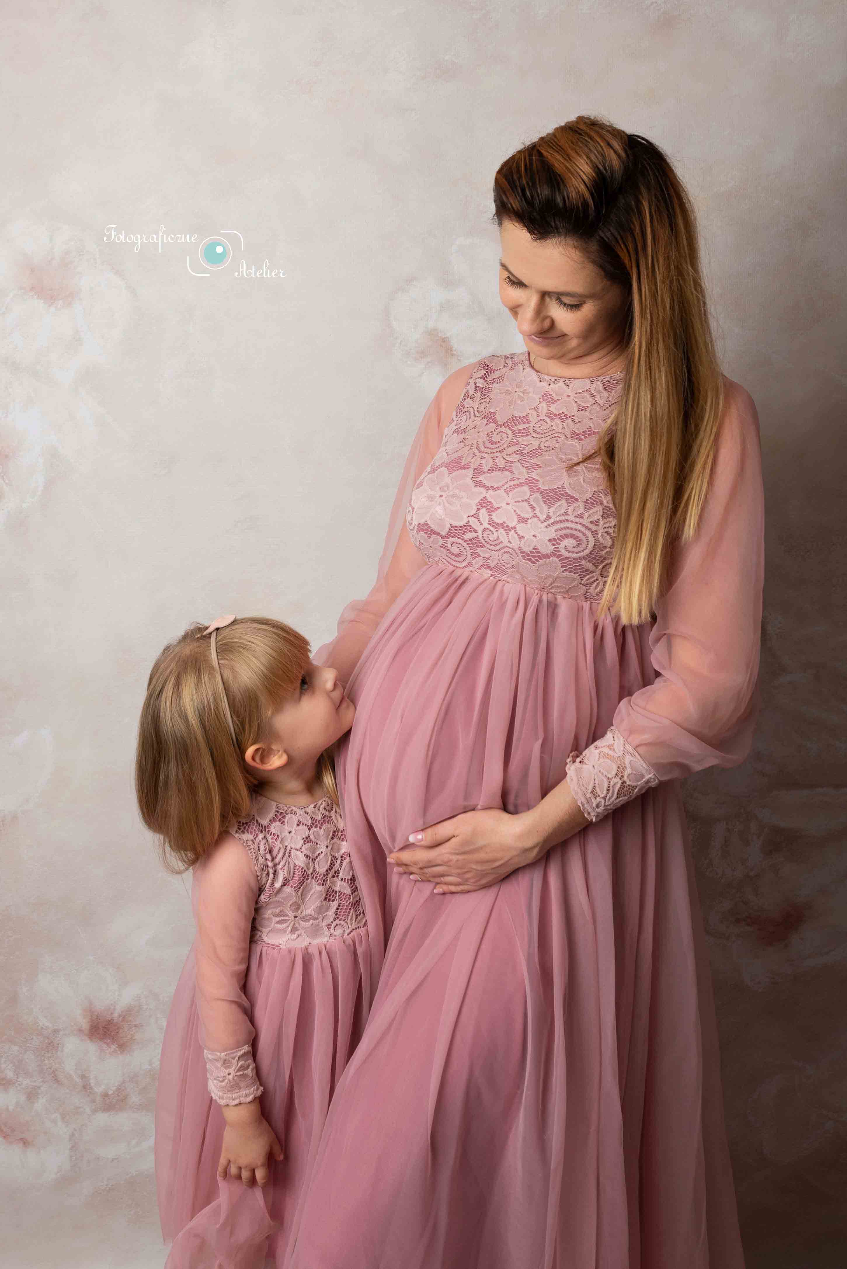 różowa sukienka fotografia ciążowa z dzieckiem