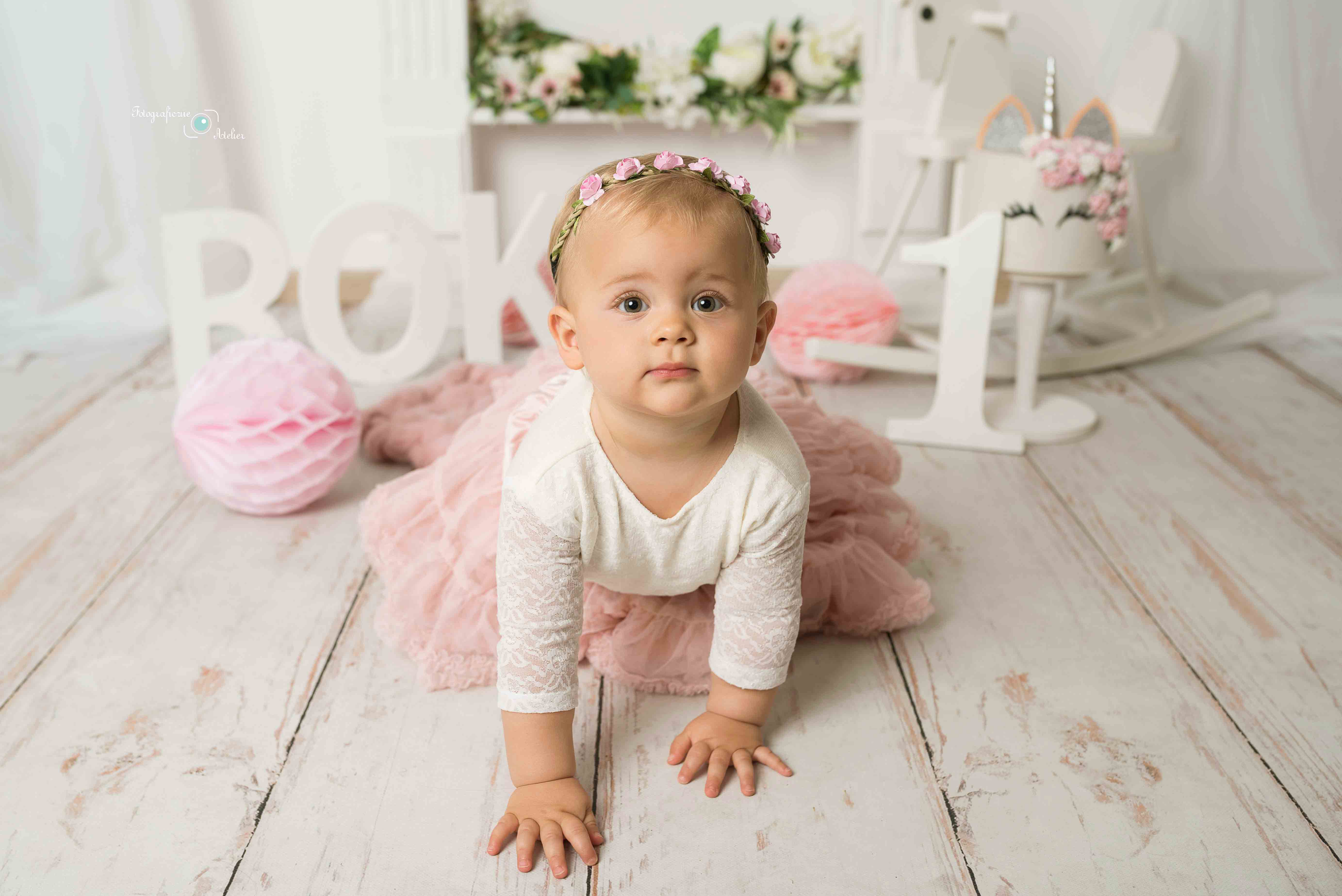 Biało różowa sesja roczkowa Przeźmierowo