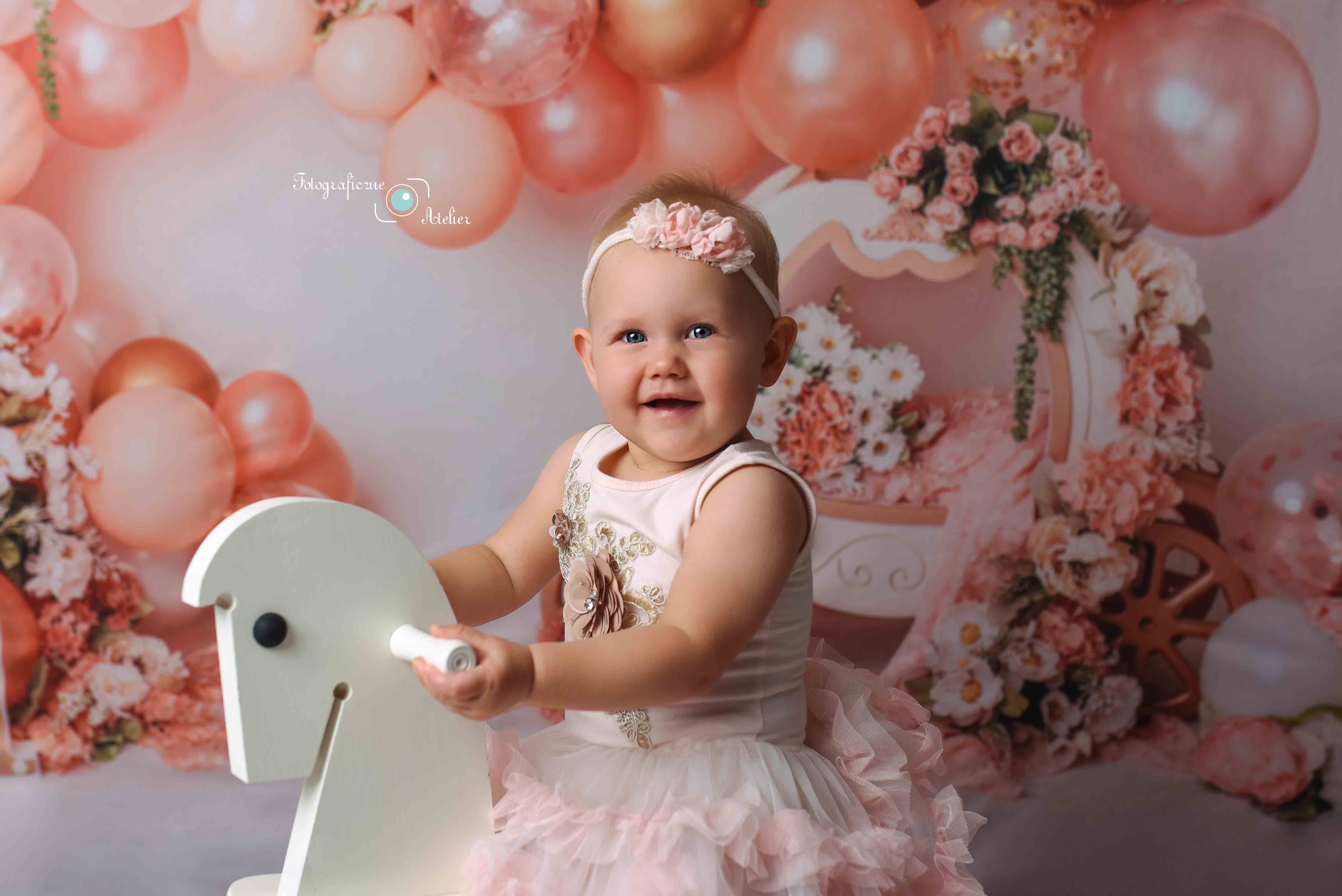 Sesja roczkowa konik na biegunach