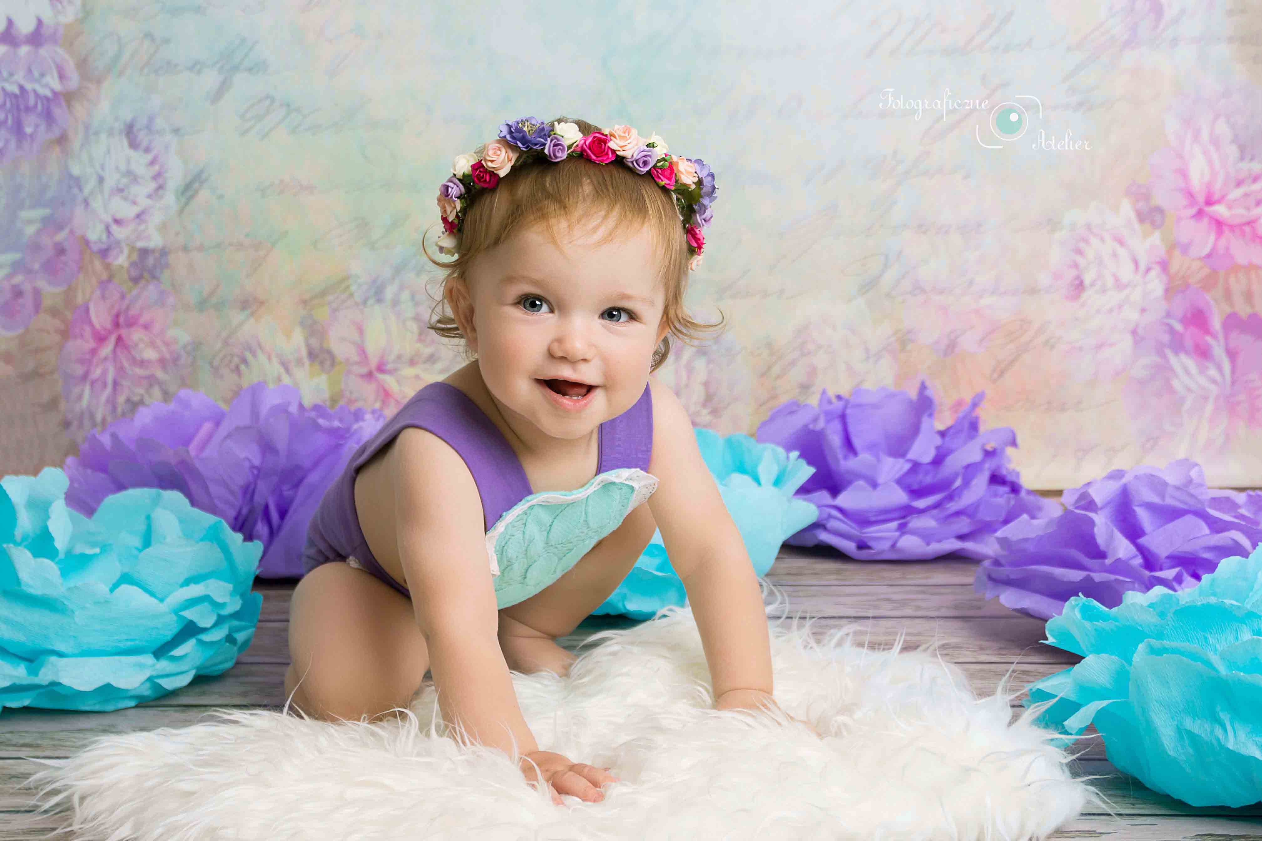 Sesja roczkowa w kwiatach studio