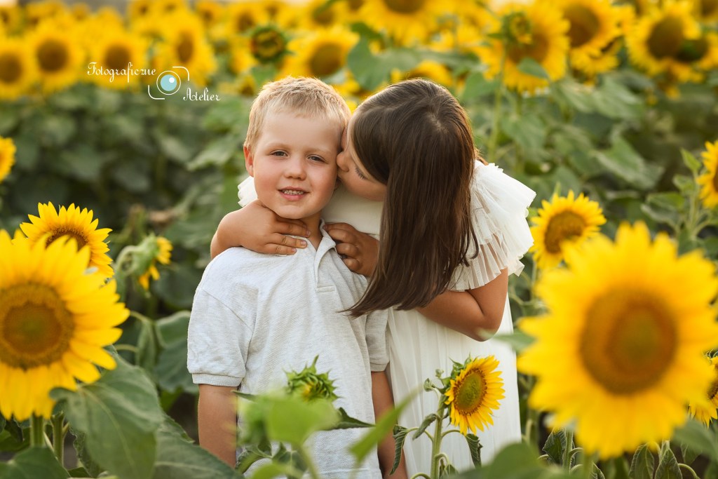 dzieci na polu słoneczników sesja fotograficzna